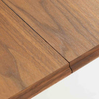 スウェーデン製のビンテージ円形ダイニングテーブルです。ウォールナット材を使用した天板は、落ち着いた色合いと美しい木目が魅力で、空間に上質な温もりをもたらします。中央に付属する拡張板を加えることで幅約202cmまで広げることができ、来客時にもゆとりあるダイニングスペースを確保できます。丸みを帯びた天板縁やすっきりとした脚部のラインが北欧らしい端正な佇まいを演出し、日常使いから家族や友人との団らんまで幅広く活躍。経年によって深みを増した素材感が、ビンテージ家具ならではの魅力を感じさせる一台です。