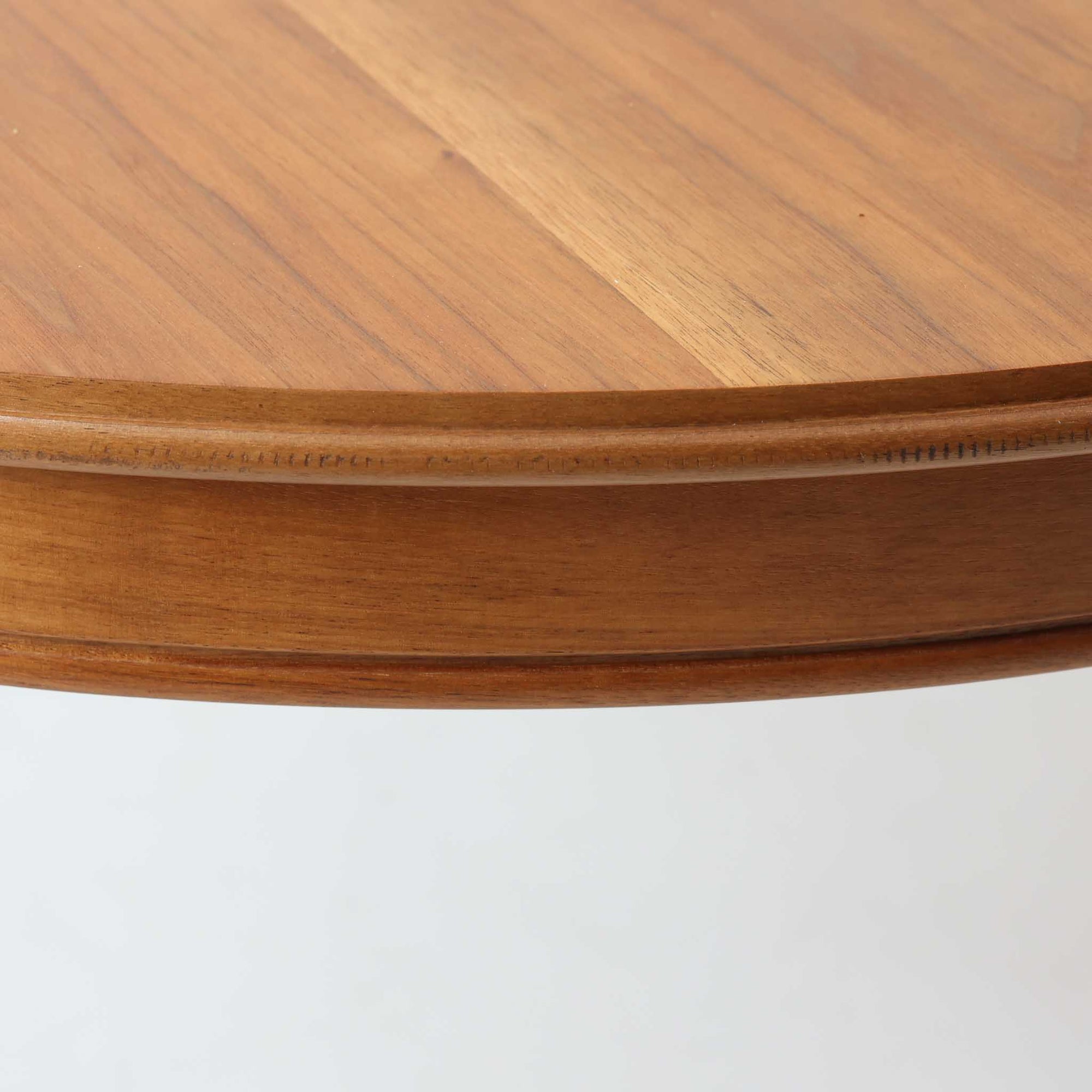 スウェーデン製のビンテージ円形ダイニングテーブルです。ウォールナット材を使用した天板は、落ち着いた色合いと美しい木目が魅力で、空間に上質な温もりをもたらします。中央に付属する拡張板を加えることで幅約202cmまで広げることができ、来客時にもゆとりあるダイニングスペースを確保できます。丸みを帯びた天板縁やすっきりとした脚部のラインが北欧らしい端正な佇まいを演出し、日常使いから家族や友人との団らんまで幅広く活躍。経年によって深みを増した素材感が、ビンテージ家具ならではの魅力を感じさせる一台です。