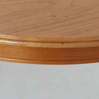 スウェーデン製のビンテージ円形ダイニングテーブルです。ウォールナット材を使用した天板は、落ち着いた色合いと美しい木目が魅力で、空間に上質な温もりをもたらします。中央に付属する拡張板を加えることで幅約202cmまで広げることができ、来客時にもゆとりあるダイニングスペースを確保できます。丸みを帯びた天板縁やすっきりとした脚部のラインが北欧らしい端正な佇まいを演出し、日常使いから家族や友人との団らんまで幅広く活躍。経年によって深みを増した素材感が、ビンテージ家具ならではの魅力を感じさせる一台です。