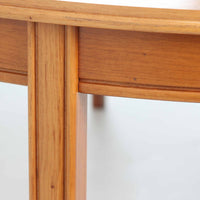 スウェーデン製のビンテージ円形ダイニングテーブルです。ウォールナット材を使用した天板は、落ち着いた色合いと美しい木目が魅力で、空間に上質な温もりをもたらします。中央に付属する拡張板を加えることで幅約202cmまで広げることができ、来客時にもゆとりあるダイニングスペースを確保できます。丸みを帯びた天板縁やすっきりとした脚部のラインが北欧らしい端正な佇まいを演出し、日常使いから家族や友人との団らんまで幅広く活躍。経年によって深みを増した素材感が、ビンテージ家具ならではの魅力を感じさせる一台です。