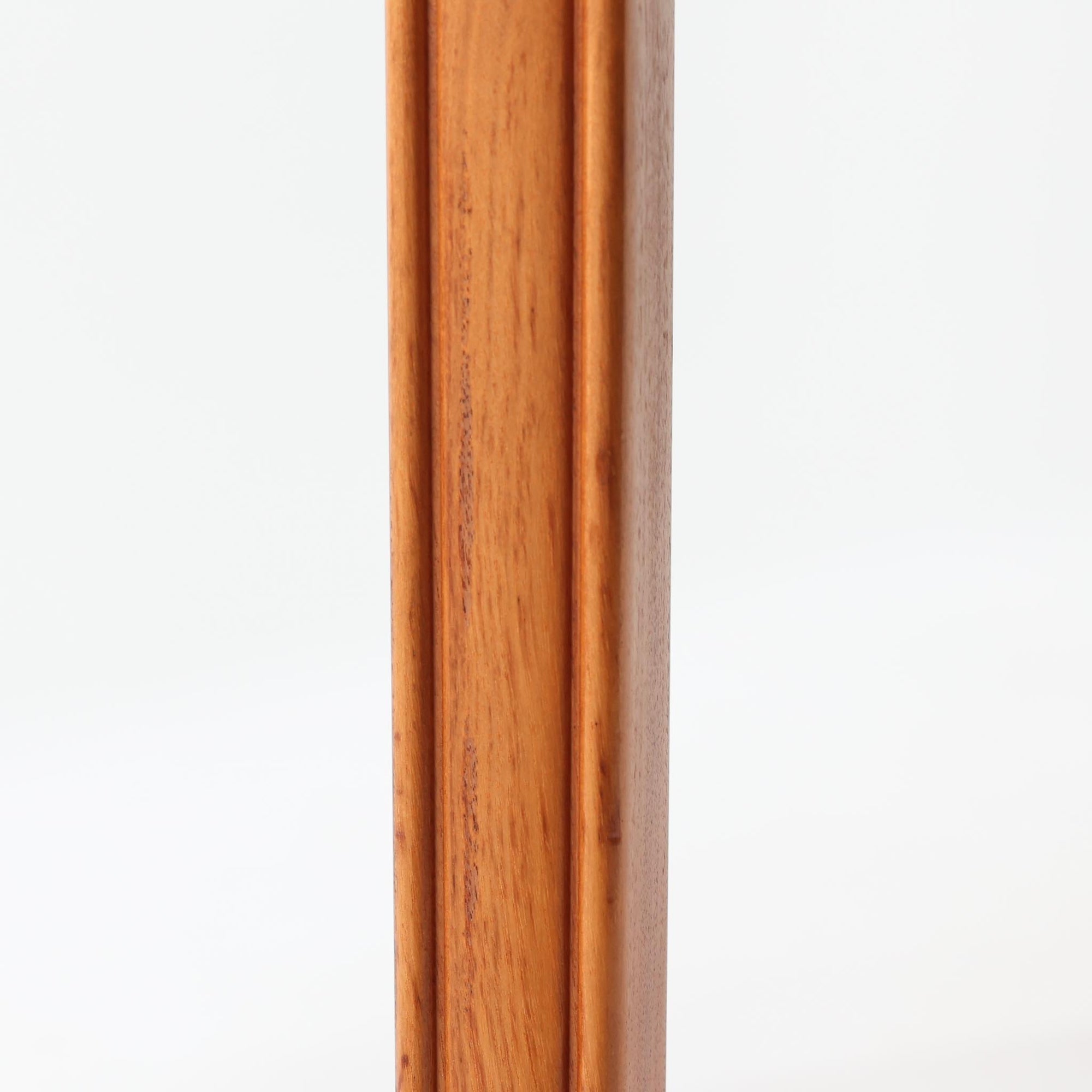 スウェーデン製のビンテージ円形ダイニングテーブルです。ウォールナット材を使用した天板は、落ち着いた色合いと美しい木目が魅力で、空間に上質な温もりをもたらします。中央に付属する拡張板を加えることで幅約202cmまで広げることができ、来客時にもゆとりあるダイニングスペースを確保できます。丸みを帯びた天板縁やすっきりとした脚部のラインが北欧らしい端正な佇まいを演出し、日常使いから家族や友人との団らんまで幅広く活躍。経年によって深みを増した素材感が、ビンテージ家具ならではの魅力を感じさせる一台です。