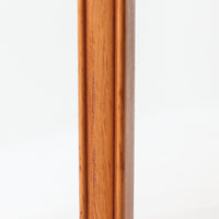 スウェーデン製のビンテージ円形ダイニングテーブルです。ウォールナット材を使用した天板は、落ち着いた色合いと美しい木目が魅力で、空間に上質な温もりをもたらします。中央に付属する拡張板を加えることで幅約202cmまで広げることができ、来客時にもゆとりあるダイニングスペースを確保できます。丸みを帯びた天板縁やすっきりとした脚部のラインが北欧らしい端正な佇まいを演出し、日常使いから家族や友人との団らんまで幅広く活躍。経年によって深みを増した素材感が、ビンテージ家具ならではの魅力を感じさせる一台です。