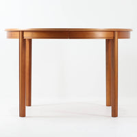 スウェーデン製のビンテージ円形ダイニングテーブルです。ウォールナット材を使用した天板は、落ち着いた色合いと美しい木目が魅力で、空間に上質な温もりをもたらします。中央に付属する拡張板を加えることで幅約202cmまで広げることができ、来客時にもゆとりあるダイニングスペースを確保できます。丸みを帯びた天板縁やすっきりとした脚部のラインが北欧らしい端正な佇まいを演出し、日常使いから家族や友人との団らんまで幅広く活躍。経年によって深みを増した素材感が、ビンテージ家具ならではの魅力を感じさせる一台です。