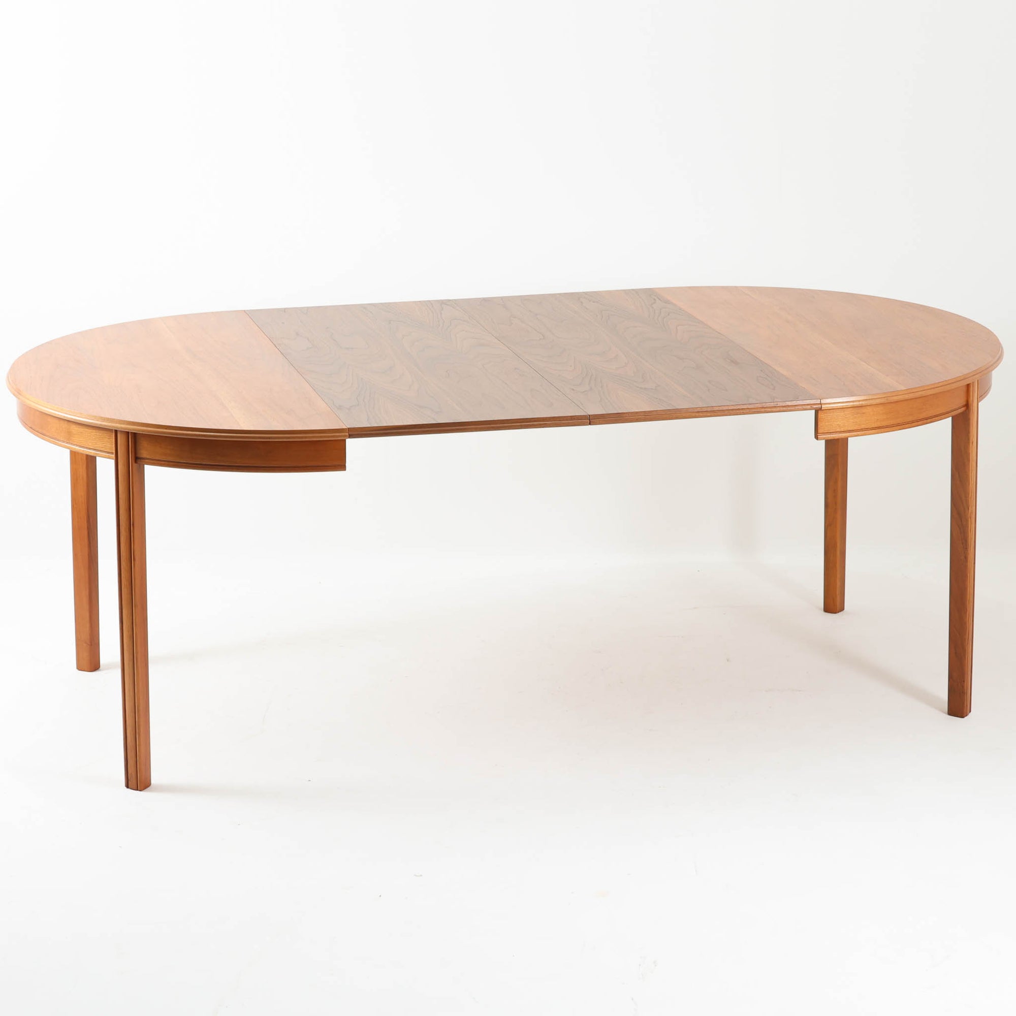 スウェーデン製のビンテージ円形ダイニングテーブルです。ウォールナット材を使用した天板は、落ち着いた色合いと美しい木目が魅力で、空間に上質な温もりをもたらします。中央に付属する拡張板を加えることで幅約202cmまで広げることができ、来客時にもゆとりあるダイニングスペースを確保できます。丸みを帯びた天板縁やすっきりとした脚部のラインが北欧らしい端正な佇まいを演出し、日常使いから家族や友人との団らんまで幅広く活躍。経年によって深みを増した素材感が、ビンテージ家具ならではの魅力を感じさせる一台です。