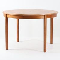 スウェーデン製のビンテージ円形ダイニングテーブルです。ウォールナット材を使用した天板は、落ち着いた色合いと美しい木目が魅力で、空間に上質な温もりをもたらします。中央に付属する拡張板を加えることで幅約202cmまで広げることができ、来客時にもゆとりあるダイニングスペースを確保できます。丸みを帯びた天板縁やすっきりとした脚部のラインが北欧らしい端正な佇まいを演出し、日常使いから家族や友人との団らんまで幅広く活躍。経年によって深みを増した素材感が、ビンテージ家具ならではの魅力を感じさせる一台です。