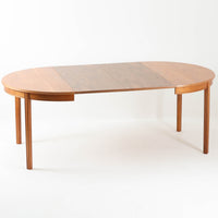 スウェーデン製のビンテージ円形ダイニングテーブルです。ウォールナット材を使用した天板は、落ち着いた色合いと美しい木目が魅力で、空間に上質な温もりをもたらします。中央に付属する拡張板を加えることで幅約202cmまで広げることができ、来客時にもゆとりあるダイニングスペースを確保できます。丸みを帯びた天板縁やすっきりとした脚部のラインが北欧らしい端正な佇まいを演出し、日常使いから家族や友人との団らんまで幅広く活躍。経年によって深みを増した素材感が、ビンテージ家具ならではの魅力を感じさせる一台です。