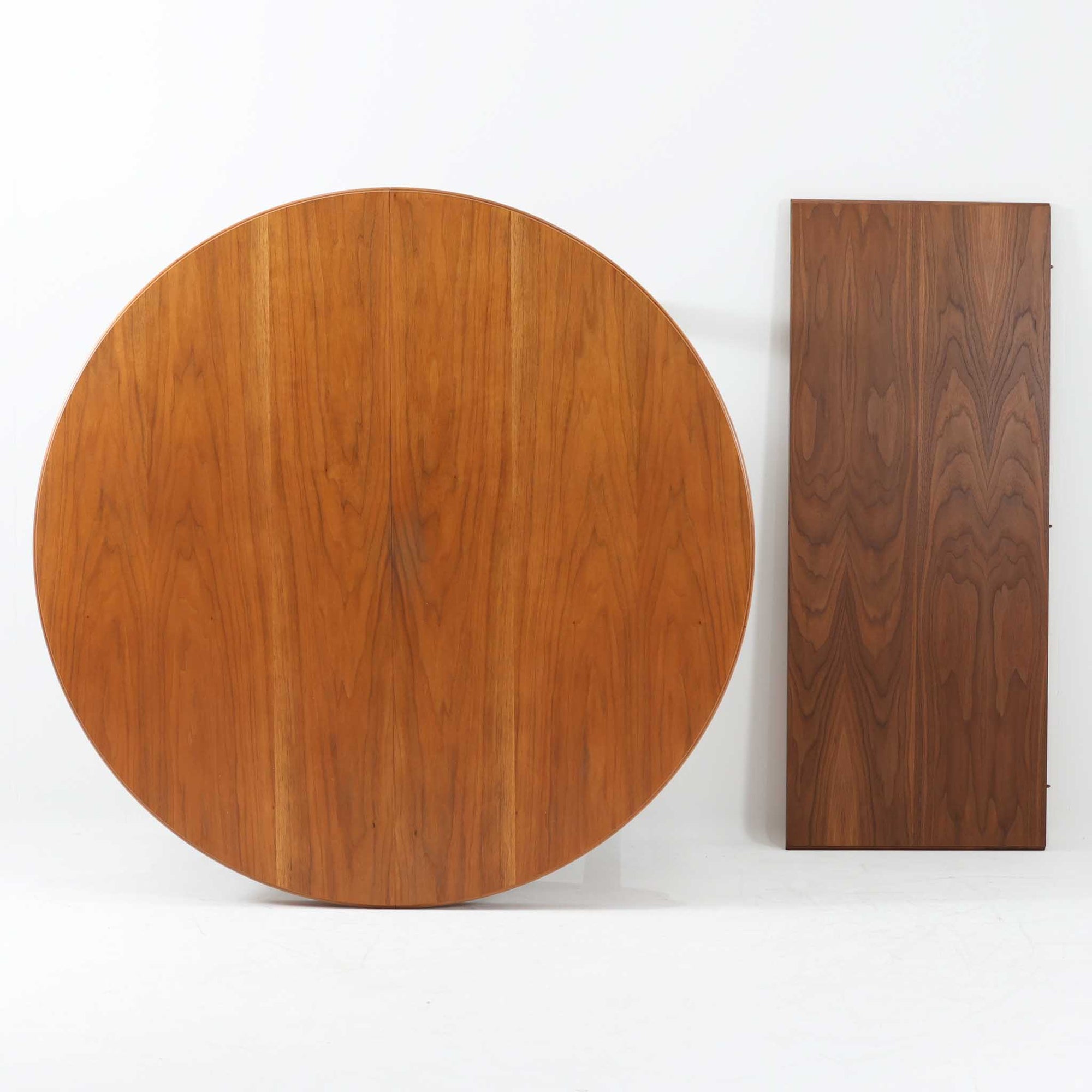 スウェーデン製のビンテージ円形ダイニングテーブルです。ウォールナット材を使用した天板は、落ち着いた色合いと美しい木目が魅力で、空間に上質な温もりをもたらします。中央に付属する拡張板を加えることで幅約202cmまで広げることができ、来客時にもゆとりあるダイニングスペースを確保できます。丸みを帯びた天板縁やすっきりとした脚部のラインが北欧らしい端正な佇まいを演出し、日常使いから家族や友人との団らんまで幅広く活躍。経年によって深みを増した素材感が、ビンテージ家具ならではの魅力を感じさせる一台です。