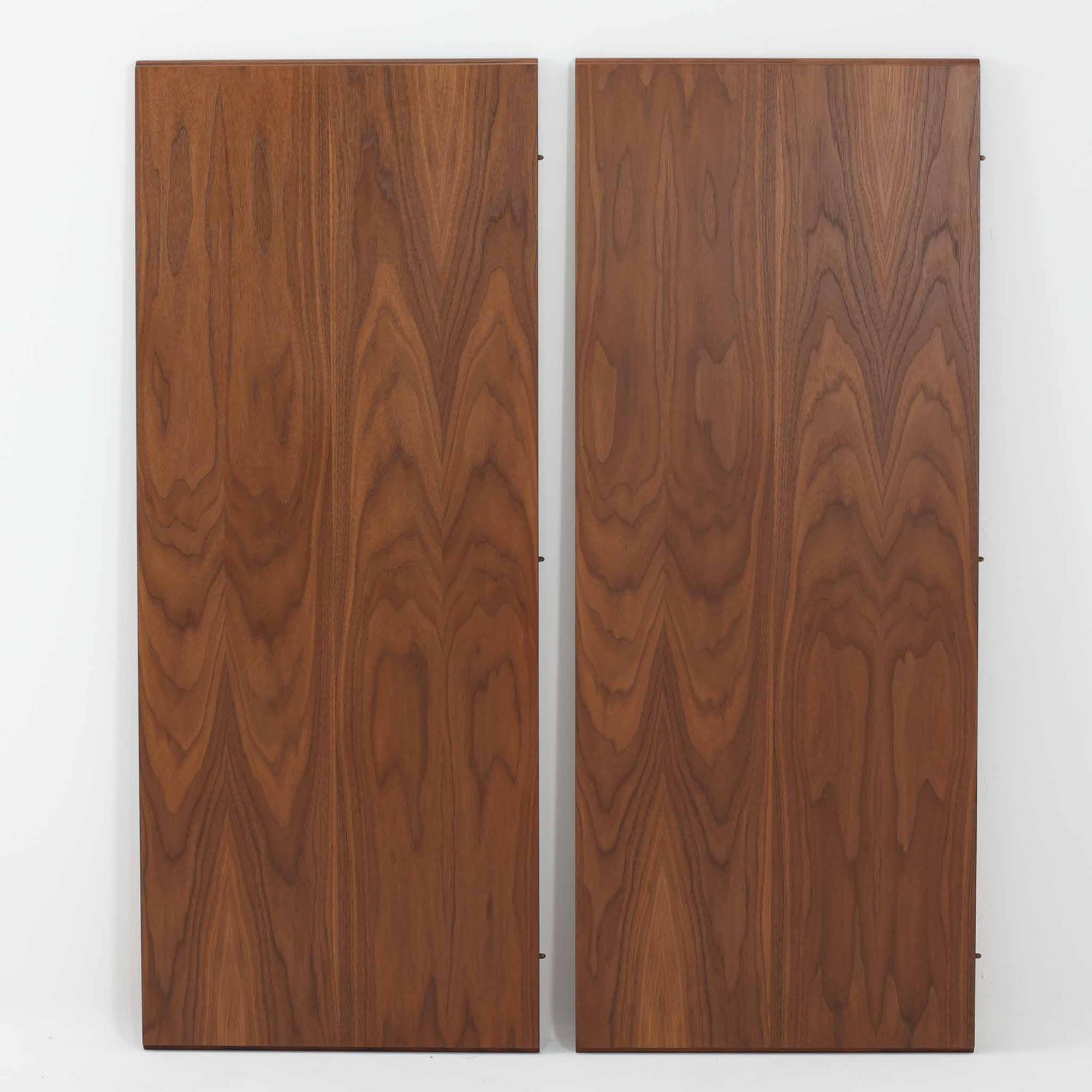 スウェーデン製のビンテージ円形ダイニングテーブルです。ウォールナット材を使用した天板は、落ち着いた色合いと美しい木目が魅力で、空間に上質な温もりをもたらします。中央に付属する拡張板を加えることで幅約202cmまで広げることができ、来客時にもゆとりあるダイニングスペースを確保できます。丸みを帯びた天板縁やすっきりとした脚部のラインが北欧らしい端正な佇まいを演出し、日常使いから家族や友人との団らんまで幅広く活躍。経年によって深みを増した素材感が、ビンテージ家具ならではの魅力を感じさせる一台です。