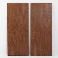 スウェーデン製のビンテージ円形ダイニングテーブルです。ウォールナット材を使用した天板は、落ち着いた色合いと美しい木目が魅力で、空間に上質な温もりをもたらします。中央に付属する拡張板を加えることで幅約202cmまで広げることができ、来客時にもゆとりあるダイニングスペースを確保できます。丸みを帯びた天板縁やすっきりとした脚部のラインが北欧らしい端正な佇まいを演出し、日常使いから家族や友人との団らんまで幅広く活躍。経年によって深みを増した素材感が、ビンテージ家具ならではの魅力を感じさせる一台です。