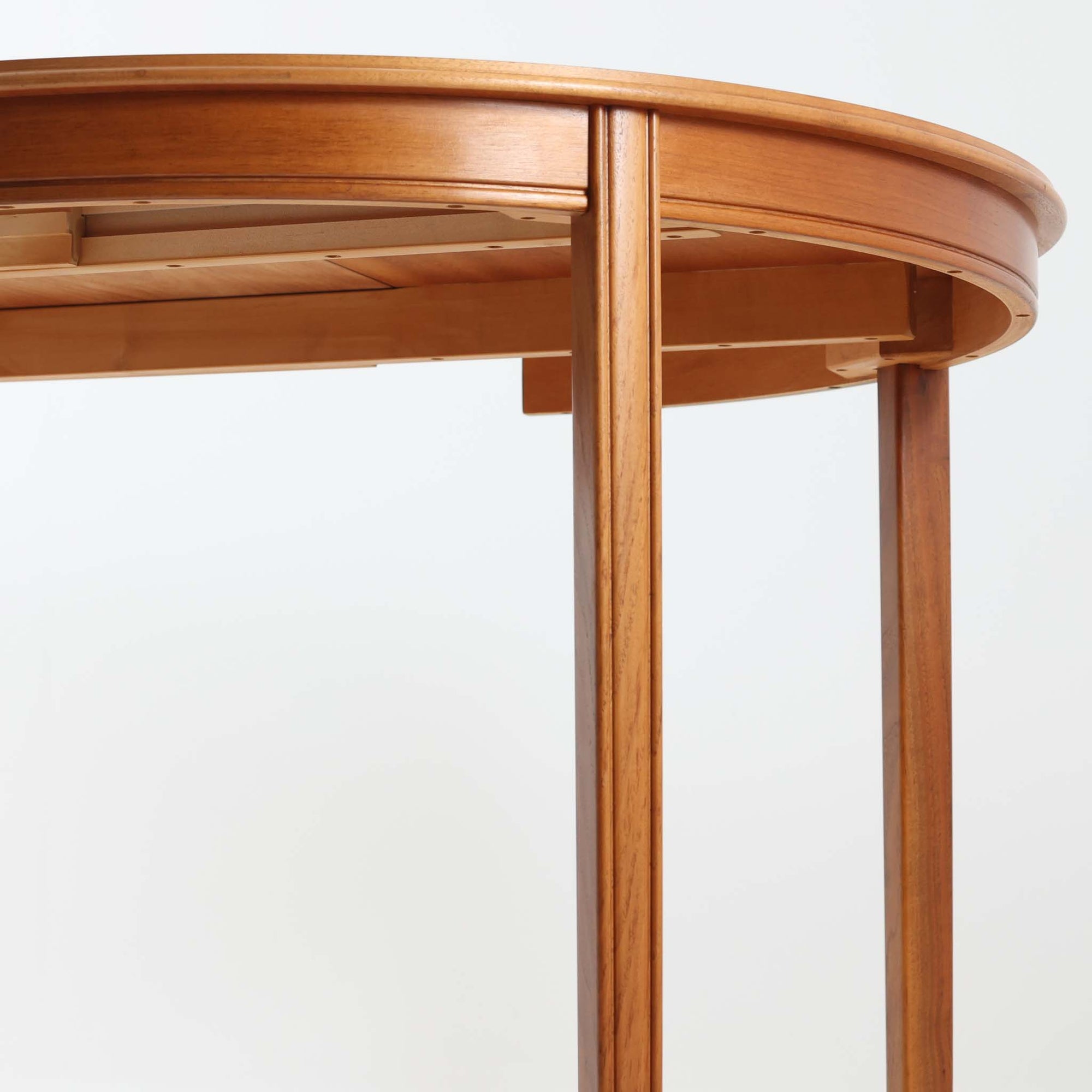 スウェーデン製のビンテージ円形ダイニングテーブルです。ウォールナット材を使用した天板は、落ち着いた色合いと美しい木目が魅力で、空間に上質な温もりをもたらします。中央に付属する拡張板を加えることで幅約202cmまで広げることができ、来客時にもゆとりあるダイニングスペースを確保できます。丸みを帯びた天板縁やすっきりとした脚部のラインが北欧らしい端正な佇まいを演出し、日常使いから家族や友人との団らんまで幅広く活躍。経年によって深みを増した素材感が、ビンテージ家具ならではの魅力を感じさせる一台です。