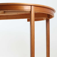 スウェーデン製のビンテージ円形ダイニングテーブルです。ウォールナット材を使用した天板は、落ち着いた色合いと美しい木目が魅力で、空間に上質な温もりをもたらします。中央に付属する拡張板を加えることで幅約202cmまで広げることができ、来客時にもゆとりあるダイニングスペースを確保できます。丸みを帯びた天板縁やすっきりとした脚部のラインが北欧らしい端正な佇まいを演出し、日常使いから家族や友人との団らんまで幅広く活躍。経年によって深みを増した素材感が、ビンテージ家具ならではの魅力を感じさせる一台です。