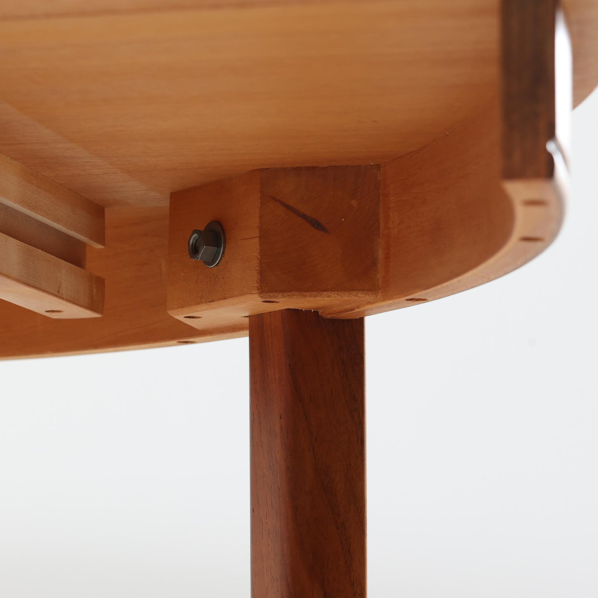 スウェーデン製のビンテージ円形ダイニングテーブルです。ウォールナット材を使用した天板は、落ち着いた色合いと美しい木目が魅力で、空間に上質な温もりをもたらします。中央に付属する拡張板を加えることで幅約202cmまで広げることができ、来客時にもゆとりあるダイニングスペースを確保できます。丸みを帯びた天板縁やすっきりとした脚部のラインが北欧らしい端正な佇まいを演出し、日常使いから家族や友人との団らんまで幅広く活躍。経年によって深みを増した素材感が、ビンテージ家具ならではの魅力を感じさせる一台です。