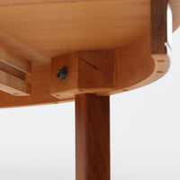 スウェーデン製のビンテージ円形ダイニングテーブルです。ウォールナット材を使用した天板は、落ち着いた色合いと美しい木目が魅力で、空間に上質な温もりをもたらします。中央に付属する拡張板を加えることで幅約202cmまで広げることができ、来客時にもゆとりあるダイニングスペースを確保できます。丸みを帯びた天板縁やすっきりとした脚部のラインが北欧らしい端正な佇まいを演出し、日常使いから家族や友人との団らんまで幅広く活躍。経年によって深みを増した素材感が、ビンテージ家具ならではの魅力を感じさせる一台です。