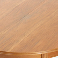 スウェーデン製のビンテージ円形ダイニングテーブルです。ウォールナット材を使用した天板は、落ち着いた色合いと美しい木目が魅力で、空間に上質な温もりをもたらします。中央に付属する拡張板を加えることで幅約202cmまで広げることができ、来客時にもゆとりあるダイニングスペースを確保できます。丸みを帯びた天板縁やすっきりとした脚部のラインが北欧らしい端正な佇まいを演出し、日常使いから家族や友人との団らんまで幅広く活躍。経年によって深みを増した素材感が、ビンテージ家具ならではの魅力を感じさせる一台です。