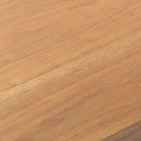 スウェーデン製のビンテージ円形ダイニングテーブルです。ウォールナット材を使用した天板は、落ち着いた色合いと美しい木目が魅力で、空間に上質な温もりをもたらします。中央に付属する拡張板を加えることで幅約202cmまで広げることができ、来客時にもゆとりあるダイニングスペースを確保できます。丸みを帯びた天板縁やすっきりとした脚部のラインが北欧らしい端正な佇まいを演出し、日常使いから家族や友人との団らんまで幅広く活躍。経年によって深みを増した素材感が、ビンテージ家具ならではの魅力を感じさせる一台です。