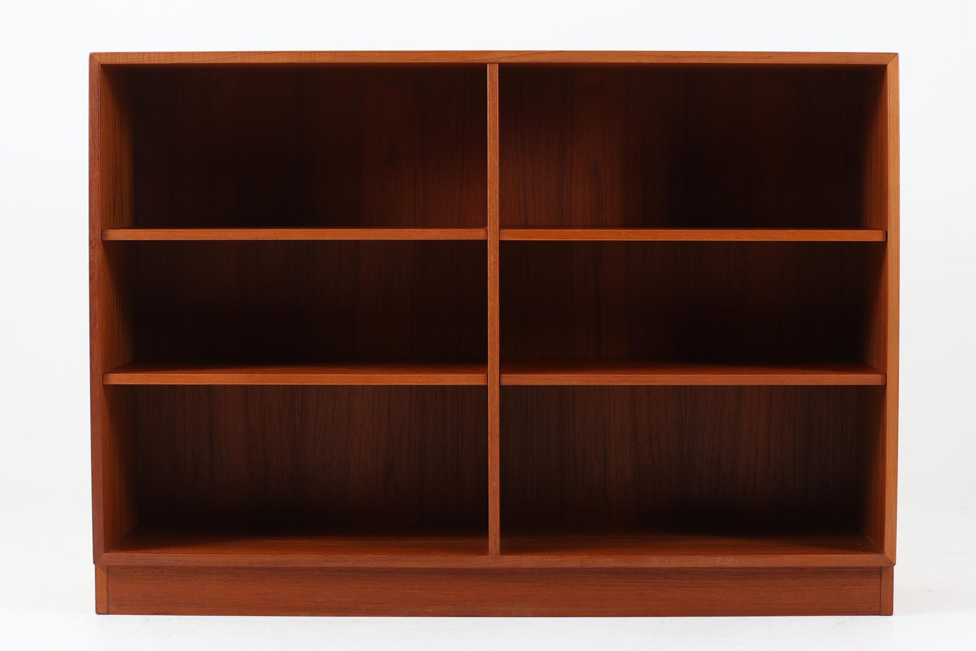 スウェーデンで製造されたビンテージのブックシェルフです。素材には美しい木目が特徴のチーク材が使用されており、あたたかみのある深い色合いが空間に上質な雰囲気をもたらします。上下3段・左右2列の計6マスに仕切られたシンプルな構造で、本棚としてはもちろん、リビングや書斎の収納棚としても活躍します。背面まで丁寧に仕上げられており、壁付けだけでなく間仕切りとしての使用も可能です。棚板は取り外しができるため、用途に応じて高さの調整もできます。チーク材の魅力を活かした北欧らしいミニマルなデザインが魅力の一台です。