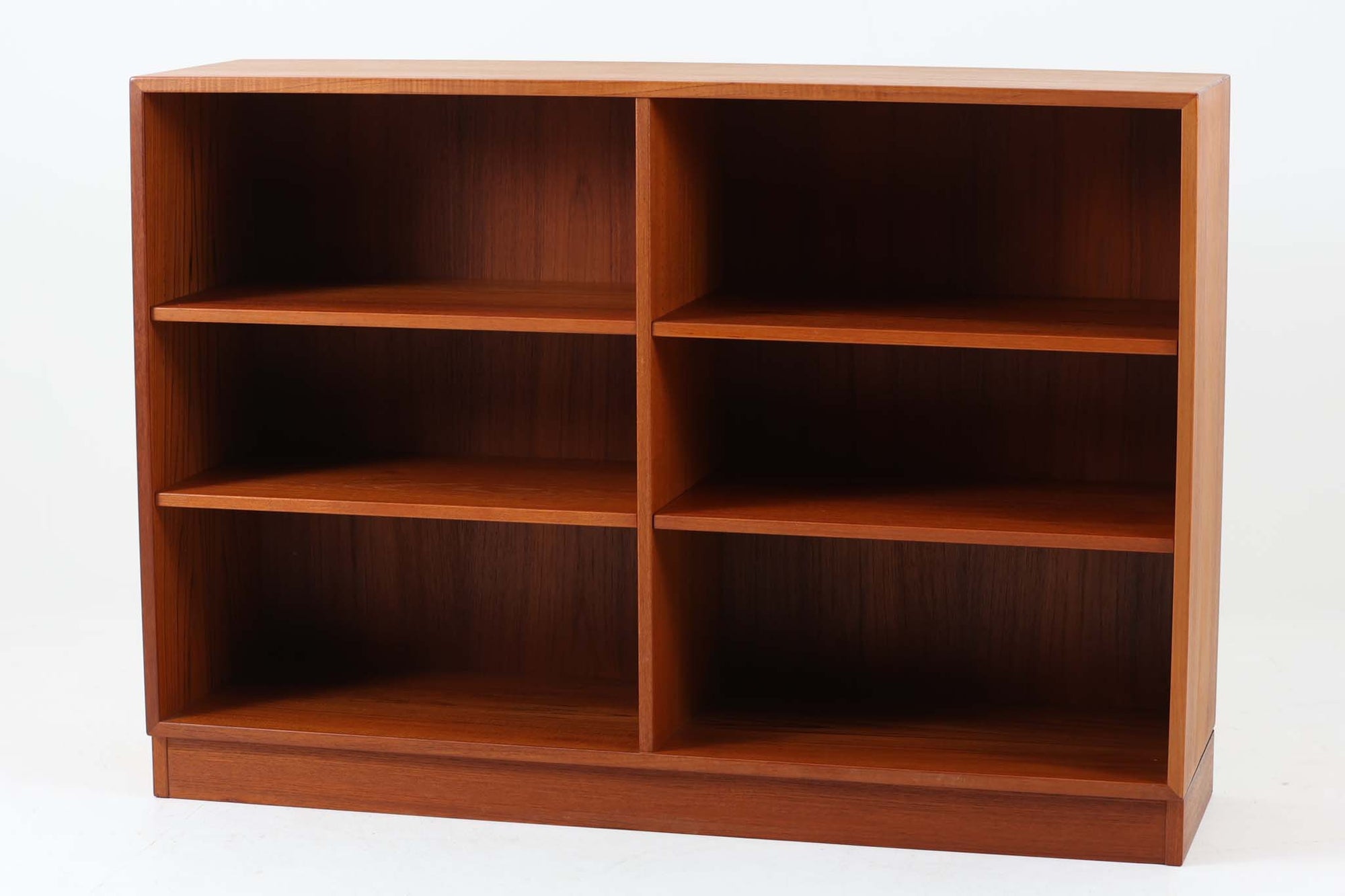 スウェーデンで製造されたビンテージのブックシェルフです。素材には美しい木目が特徴のチーク材が使用されており、あたたかみのある深い色合いが空間に上質な雰囲気をもたらします。上下3段・左右2列の計6マスに仕切られたシンプルな構造で、本棚としてはもちろん、リビングや書斎の収納棚としても活躍します。背面まで丁寧に仕上げられており、壁付けだけでなく間仕切りとしての使用も可能です。棚板は取り外しができるため、用途に応じて高さの調整もできます。チーク材の魅力を活かした北欧らしいミニマルなデザインが魅力の一台です。