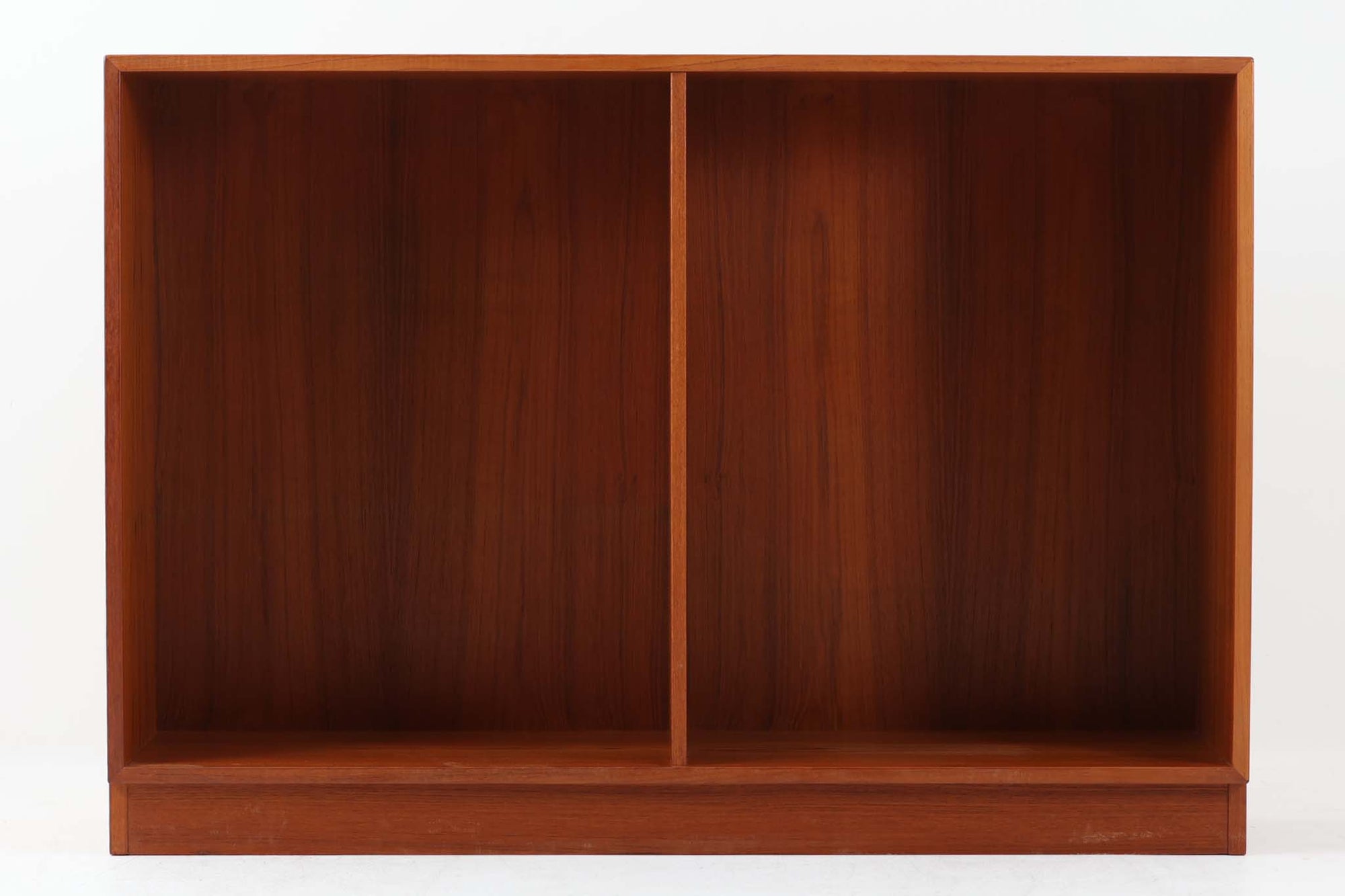 スウェーデンで製造されたビンテージのブックシェルフです。素材には美しい木目が特徴のチーク材が使用されており、あたたかみのある深い色合いが空間に上質な雰囲気をもたらします。上下3段・左右2列の計6マスに仕切られたシンプルな構造で、本棚としてはもちろん、リビングや書斎の収納棚としても活躍します。背面まで丁寧に仕上げられており、壁付けだけでなく間仕切りとしての使用も可能です。棚板は取り外しができるため、用途に応じて高さの調整もできます。チーク材の魅力を活かした北欧らしいミニマルなデザインが魅力の一台です。