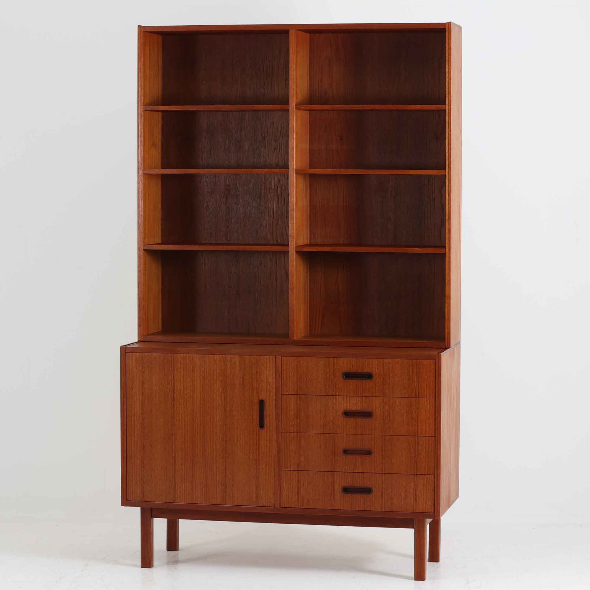 チーク材を使用したスウェーデン製のディスプレイシェルフです。上段は収納力のある可動棚付きのオープンスペース、下段には引き出し4杯と扉収納が備えられており、実用性とデザイン性を兼ね備えた構成です。シンプルな取手の意匠や直線的な脚部が北欧家具らしい洗練を感じさせ、経年により深みを増したチークの色合いが空間に温かみを与えます。リビングや書斎での本や雑貨の収納・展示におすすめのビンテージアイテムです。