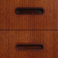 チーク材を使用したスウェーデン製のディスプレイシェルフです。上段は収納力のある可動棚付きのオープンスペース、下段には引き出し4杯と扉収納が備えられており、実用性とデザイン性を兼ね備えた構成です。シンプルな取手の意匠や直線的な脚部が北欧家具らしい洗練を感じさせ、経年により深みを増したチークの色合いが空間に温かみを与えます。リビングや書斎での本や雑貨の収納・展示におすすめのビンテージアイテムです。