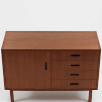 チーク材を使用したスウェーデン製のディスプレイシェルフです。上段は収納力のある可動棚付きのオープンスペース、下段には引き出し4杯と扉収納が備えられており、実用性とデザイン性を兼ね備えた構成です。シンプルな取手の意匠や直線的な脚部が北欧家具らしい洗練を感じさせ、経年により深みを増したチークの色合いが空間に温かみを与えます。リビングや書斎での本や雑貨の収納・展示におすすめのビンテージアイテムです。