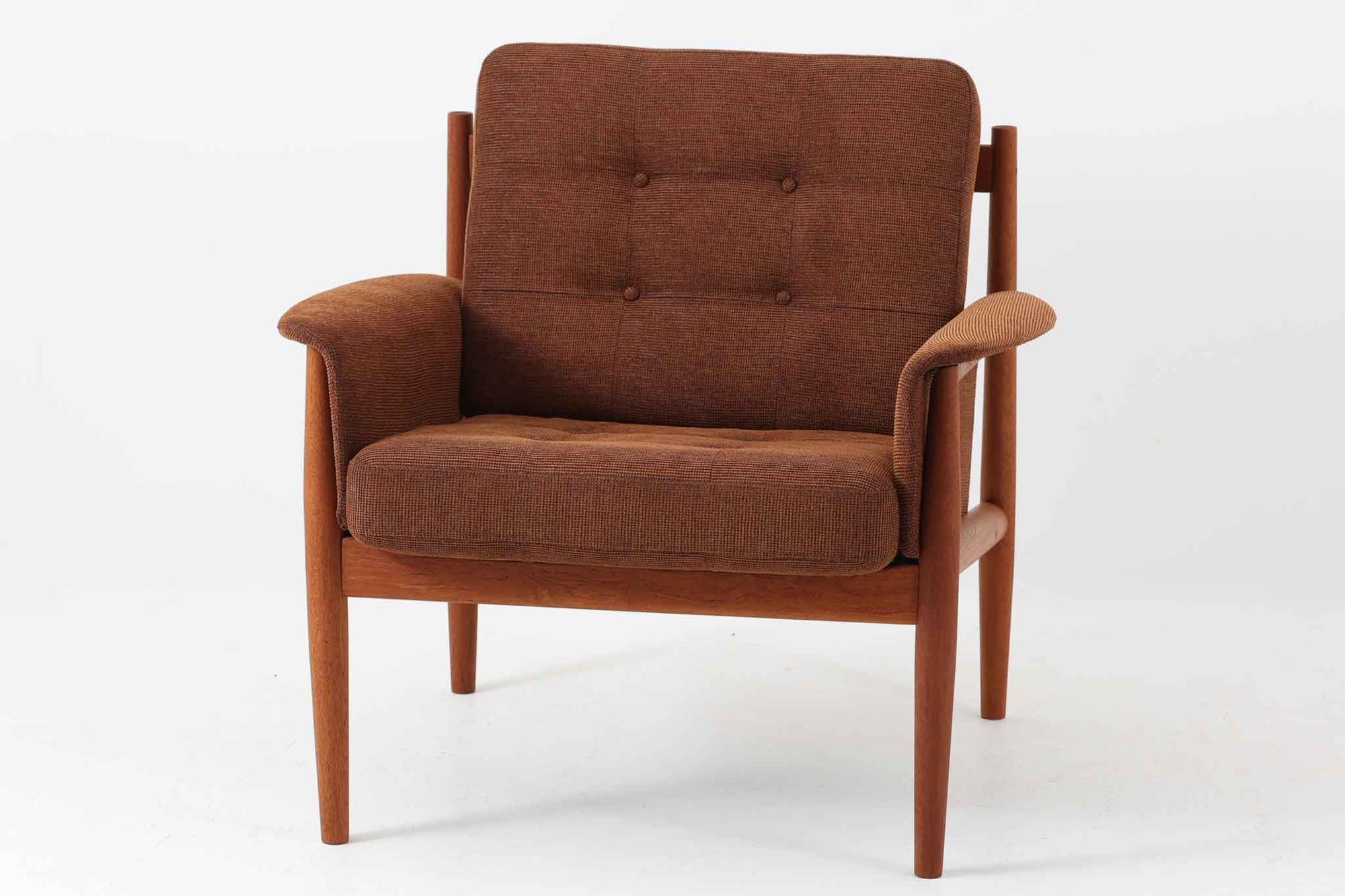 デンマークを代表する女性デザイナー、Grete Jalk（グレーテ・ヤルク）によって手掛けられ、France & Son（フランス＆サン）社より製造されたModel 168のシングルソファです。フレームには上質なチーク材が使用され、背面の3本の支柱が美しいバランスで構成されており、構造美と快適性を両立した一脚です。程よく傾斜のついた背もたれと肉厚なクッションが体をしっかりと支え、長時間でも快適に過ごせます。背もたれのクッションはスプリングが内包されており、座面はスプリング無しのウレタンのみの構造となります。北欧ビンテージ家具ならではの温かみと洗練されたデザインは、リビングや書斎に落ち着きのあるアクセントとして最適です。