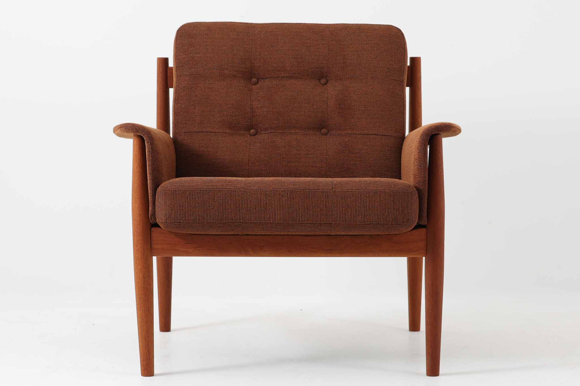 デンマークを代表する女性デザイナー、Grete Jalk（グレーテ・ヤルク）によって手掛けられ、France & Son（フランス＆サン）社より製造されたModel 168のシングルソファです。フレームには上質なチーク材が使用され、背面の3本の支柱が美しいバランスで構成されており、構造美と快適性を両立した一脚です。程よく傾斜のついた背もたれと肉厚なクッションが体をしっかりと支え、長時間でも快適に過ごせます。背もたれのクッションはスプリングが内包されており、座面はスプリング無しのウレタンのみの構造となります。北欧ビンテージ家具ならではの温かみと洗練されたデザインは、リビングや書斎に落ち着きのあるアクセントとして最適です。