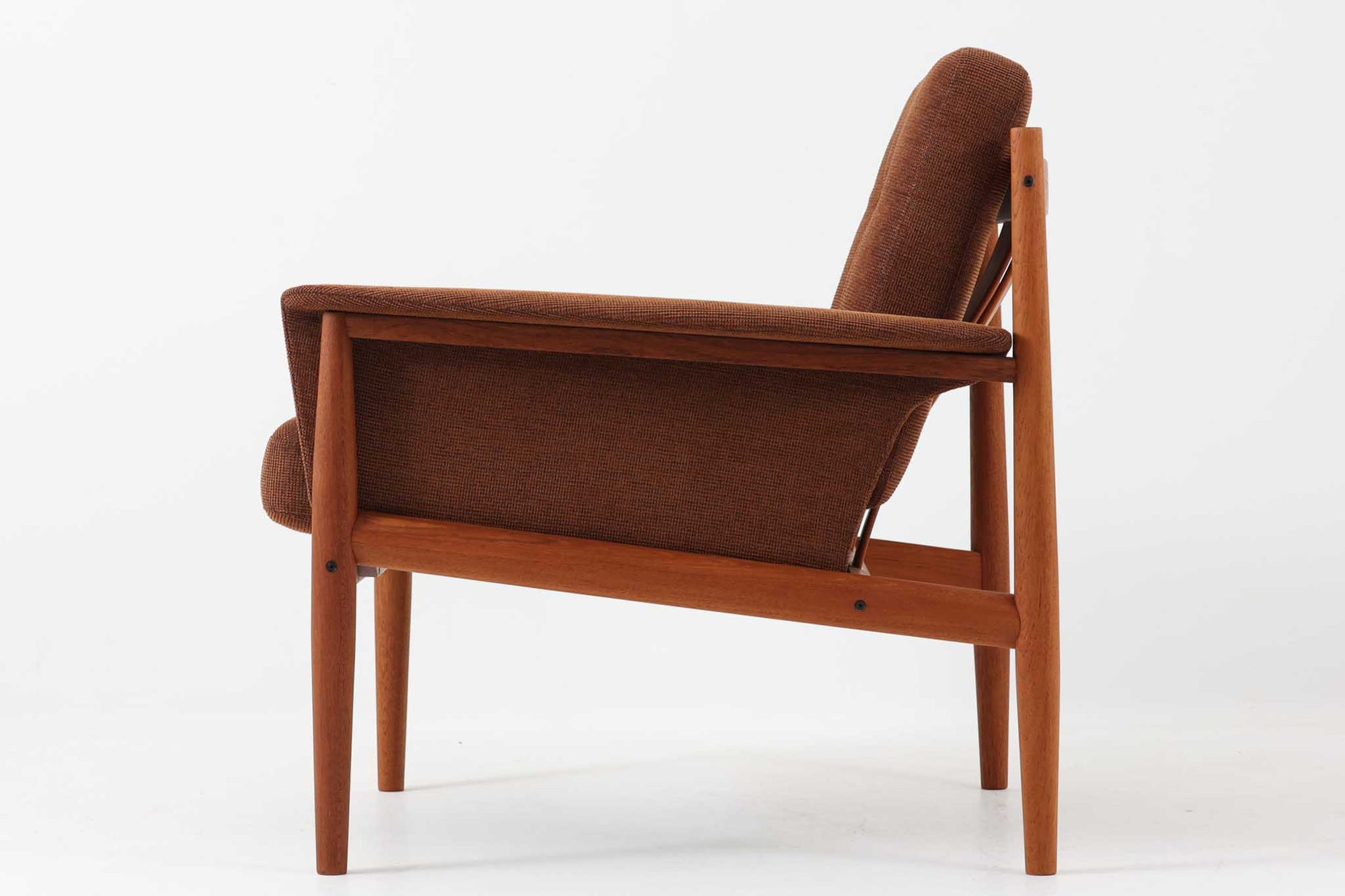 デンマークを代表する女性デザイナー、Grete Jalk（グレーテ・ヤルク）によって手掛けられ、France &amp; Son（フランス＆サン）社より製造されたModel 168のシングルソファです。フレームには上質なチーク材が使用され、背面の3本の支柱が美しいバランスで構成されており、構造美と快適性を両立した一脚です。程よく傾斜のついた背もたれと肉厚なクッションが体をしっかりと支え、長時間でも快適に過ごせます。背もたれのクッションはスプリングが内包されており、座面はスプリング無しのウレタンのみの構造となります。北欧ビンテージ家具ならではの温かみと洗練されたデザインは、リビングや書斎に落ち着きのあるアクセントとして最適です。