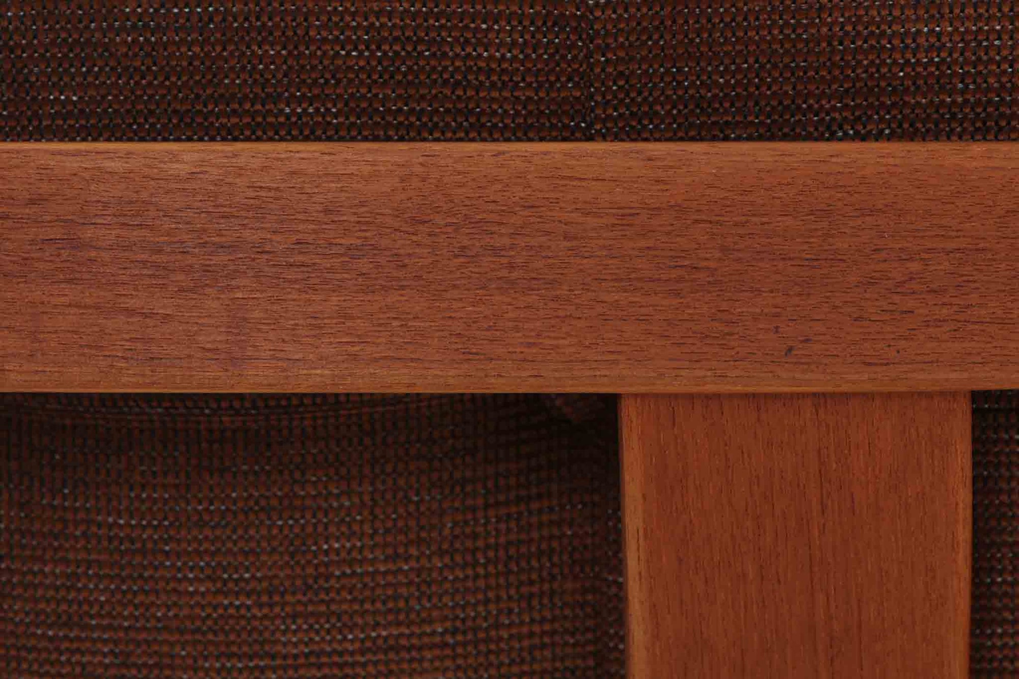 デンマークを代表する女性デザイナー、Grete Jalk（グレーテ・ヤルク）によって手掛けられ、France &amp; Son（フランス＆サン）社より製造されたModel 168のシングルソファです。フレームには上質なチーク材が使用され、背面の3本の支柱が美しいバランスで構成されており、構造美と快適性を両立した一脚です。程よく傾斜のついた背もたれと肉厚なクッションが体をしっかりと支え、長時間でも快適に過ごせます。背もたれのクッションはスプリングが内包されており、座面はスプリング無しのウレタンのみの構造となります。北欧ビンテージ家具ならではの温かみと洗練されたデザインは、リビングや書斎に落ち着きのあるアクセントとして最適です。