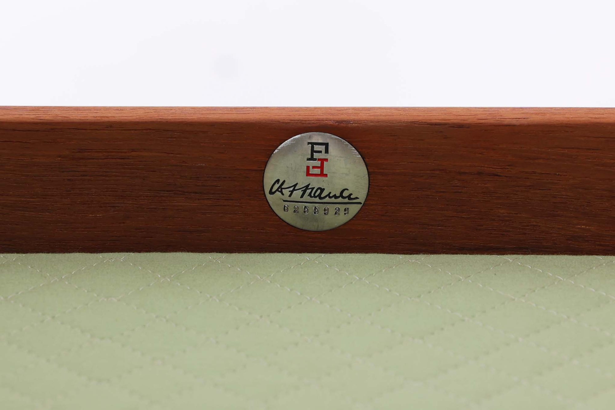 デンマークを代表する女性デザイナー、Grete Jalk（グレーテ・ヤルク）によって手掛けられ、France &amp; Son（フランス＆サン）社より製造されたModel 168のシングルソファです。フレームには上質なチーク材が使用され、背面の3本の支柱が美しいバランスで構成されており、構造美と快適性を両立した一脚です。程よく傾斜のついた背もたれと肉厚なクッションが体をしっかりと支え、長時間でも快適に過ごせます。背もたれのクッションはスプリングが内包されており、座面はスプリング無しのウレタンのみの構造となります。北欧ビンテージ家具ならではの温かみと洗練されたデザインは、リビングや書斎に落ち着きのあるアクセントとして最適です。