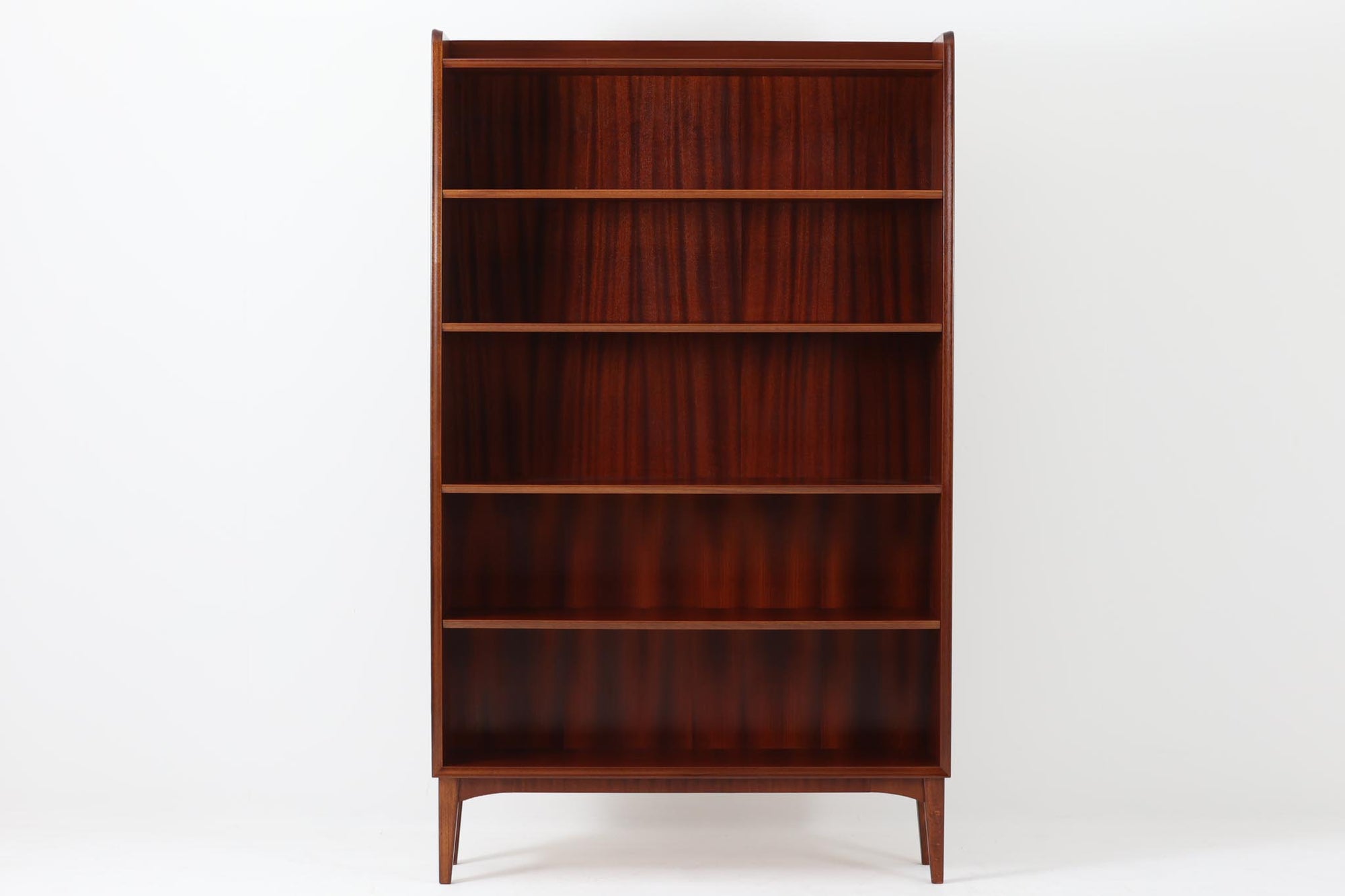 スウェーデンで製造されたヴィンテージのブックシェルフ。高級感のあるマホガニー材を使用し、深みのある美しい木目が魅力です。シンプルで洗練されたデザインながら、細部にまでこだわりを感じさせる一品。スリムなシルエットながらも収納力に優れ、本や雑貨をすっきりと収納できます。脚部には優雅なカーブが施され、北欧家具らしい軽やかな印象を与えています。リビングや書斎、寝室などさまざまな空間に溶け込み、シックで上品な雰囲気を演出するブックシェルフです。北欧ヴィンテージ家具ならではの味わいをお楽しみください。