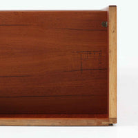 Nils JonssonがTroeds社のためにデザインした「Domi Monté」モデルのディスプレイシェルフ。チーク材を贅沢に使用し、温かみのある木肌と洗練されたフォルムが魅力の一台です。上部には高さ調整が可能な可動棚が8枚備わり、本やオブジェのディスプレイに柔軟に対応。下部には扉付き収納と仕切り付きの引き出しが配されており、実用性にも優れます。背面にはTroeds社の刻印が残されており、スウェーデン製ビンテージ家具としての確かな出自を物語ります。空間に落ち着きと上質な雰囲気を添える、北欧モダンらしい逸品です。