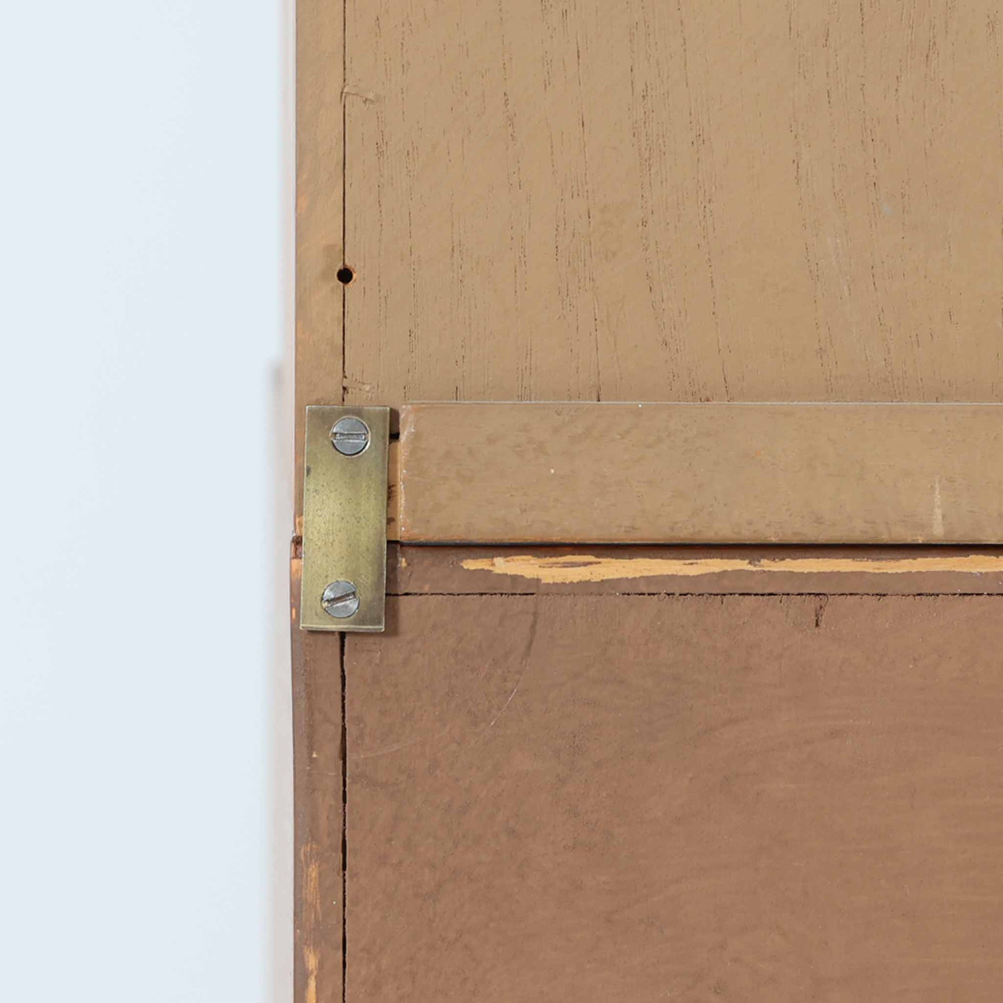 Nils JonssonがTroeds社のためにデザインした「Domi Monté」モデルのディスプレイシェルフ。チーク材を贅沢に使用し、温かみのある木肌と洗練されたフォルムが魅力の一台です。上部には高さ調整が可能な可動棚が8枚備わり、本やオブジェのディスプレイに柔軟に対応。下部には扉付き収納と仕切り付きの引き出しが配されており、実用性にも優れます。背面にはTroeds社の刻印が残されており、スウェーデン製ビンテージ家具としての確かな出自を物語ります。空間に落ち着きと上質な雰囲気を添える、北欧モダンらしい逸品です。