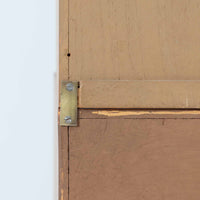 Nils JonssonがTroeds社のためにデザインした「Domi Monté」モデルのディスプレイシェルフ。チーク材を贅沢に使用し、温かみのある木肌と洗練されたフォルムが魅力の一台です。上部には高さ調整が可能な可動棚が8枚備わり、本やオブジェのディスプレイに柔軟に対応。下部には扉付き収納と仕切り付きの引き出しが配されており、実用性にも優れます。背面にはTroeds社の刻印が残されており、スウェーデン製ビンテージ家具としての確かな出自を物語ります。空間に落ち着きと上質な雰囲気を添える、北欧モダンらしい逸品です。