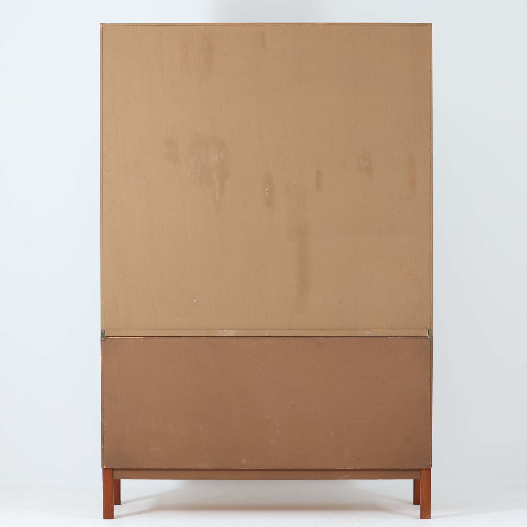 Nils JonssonがTroeds社のためにデザインした「Domi Monté」モデルのディスプレイシェルフ。チーク材を贅沢に使用し、温かみのある木肌と洗練されたフォルムが魅力の一台です。上部には高さ調整が可能な可動棚が8枚備わり、本やオブジェのディスプレイに柔軟に対応。下部には扉付き収納と仕切り付きの引き出しが配されており、実用性にも優れます。背面にはTroeds社の刻印が残されており、スウェーデン製ビンテージ家具としての確かな出自を物語ります。空間に落ち着きと上質な雰囲気を添える、北欧モダンらしい逸品です。