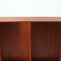 Nils JonssonがTroeds社のためにデザインした「Domi Monté」モデルのディスプレイシェルフ。チーク材を贅沢に使用し、温かみのある木肌と洗練されたフォルムが魅力の一台です。上部には高さ調整が可能な可動棚が8枚備わり、本やオブジェのディスプレイに柔軟に対応。下部には扉付き収納と仕切り付きの引き出しが配されており、実用性にも優れます。背面にはTroeds社の刻印が残されており、スウェーデン製ビンテージ家具としての確かな出自を物語ります。空間に落ち着きと上質な雰囲気を添える、北欧モダンらしい逸品です。