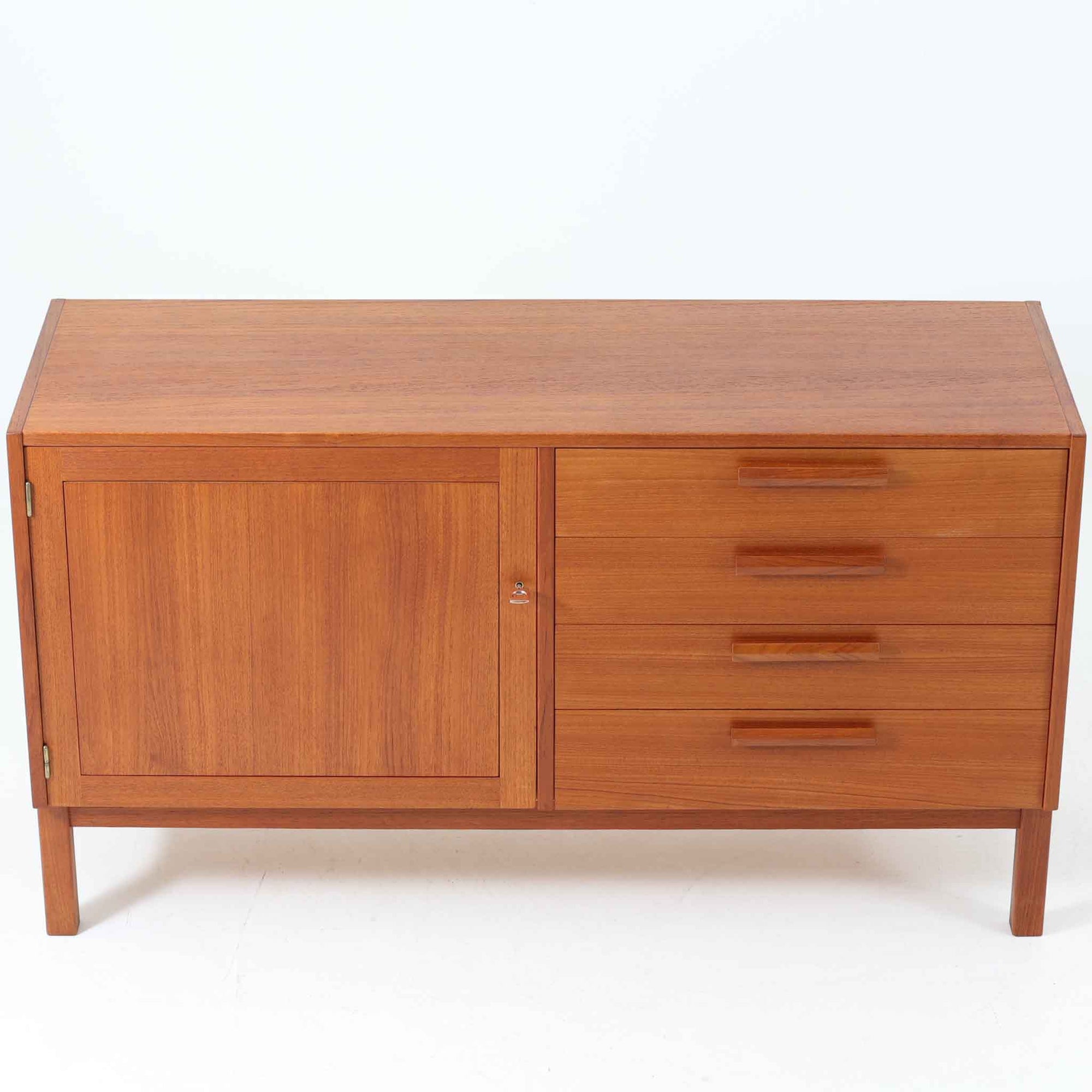 Nils JonssonがTroeds社のためにデザインした「Domi Monté」モデルのディスプレイシェルフ。チーク材を贅沢に使用し、温かみのある木肌と洗練されたフォルムが魅力の一台です。上部には高さ調整が可能な可動棚が8枚備わり、本やオブジェのディスプレイに柔軟に対応。下部には扉付き収納と仕切り付きの引き出しが配されており、実用性にも優れます。背面にはTroeds社の刻印が残されており、スウェーデン製ビンテージ家具としての確かな出自を物語ります。空間に落ち着きと上質な雰囲気を添える、北欧モダンらしい逸品です。