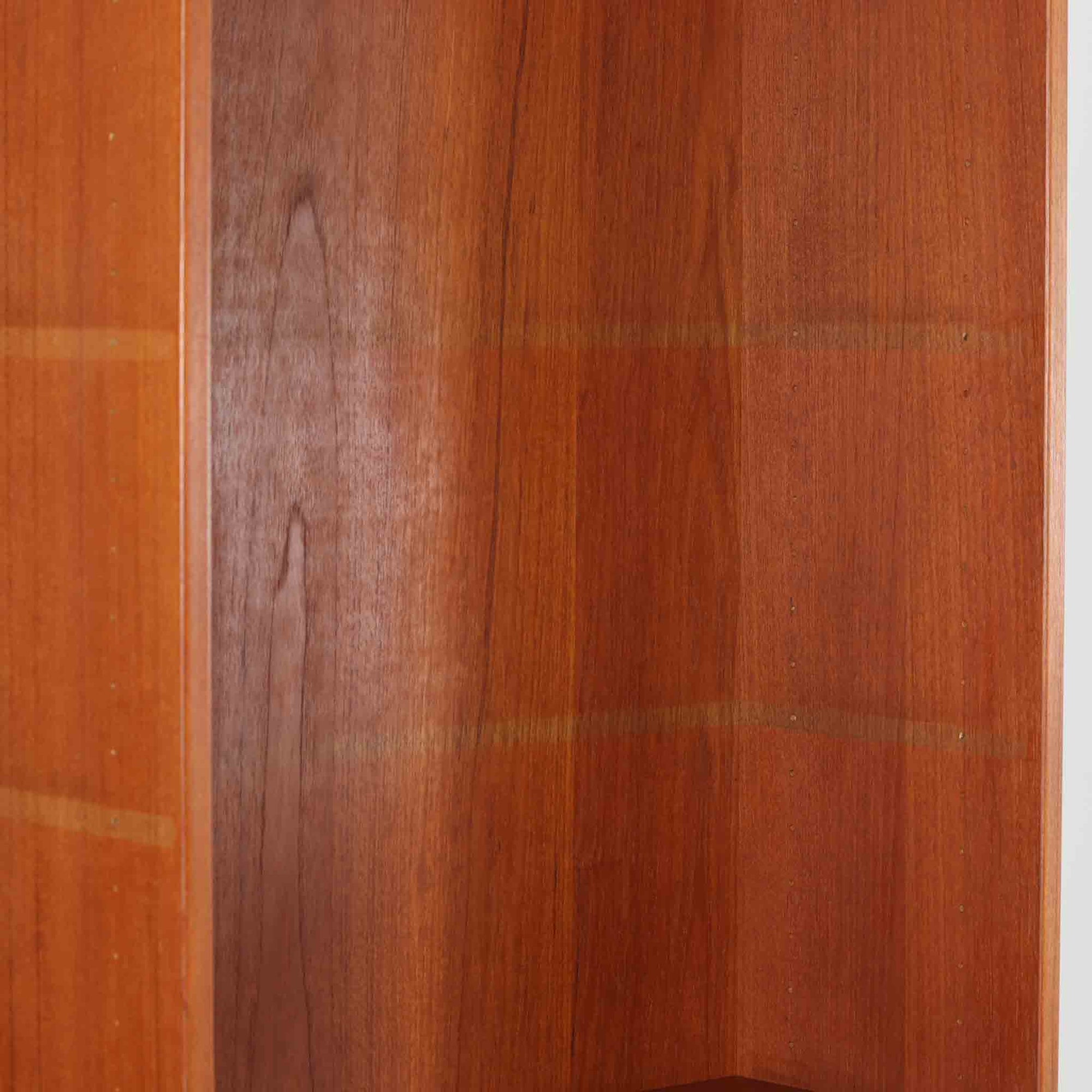 Nils JonssonがTroeds社のためにデザインした「Domi Monté」モデルのディスプレイシェルフ。チーク材を贅沢に使用し、温かみのある木肌と洗練されたフォルムが魅力の一台です。上部には高さ調整が可能な可動棚が8枚備わり、本やオブジェのディスプレイに柔軟に対応。下部には扉付き収納と仕切り付きの引き出しが配されており、実用性にも優れます。背面にはTroeds社の刻印が残されており、スウェーデン製ビンテージ家具としての確かな出自を物語ります。空間に落ち着きと上質な雰囲気を添える、北欧モダンらしい逸品です。