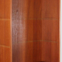 Nils JonssonがTroeds社のためにデザインした「Domi Monté」モデルのディスプレイシェルフ。チーク材を贅沢に使用し、温かみのある木肌と洗練されたフォルムが魅力の一台です。上部には高さ調整が可能な可動棚が8枚備わり、本やオブジェのディスプレイに柔軟に対応。下部には扉付き収納と仕切り付きの引き出しが配されており、実用性にも優れます。背面にはTroeds社の刻印が残されており、スウェーデン製ビンテージ家具としての確かな出自を物語ります。空間に落ち着きと上質な雰囲気を添える、北欧モダンらしい逸品です。