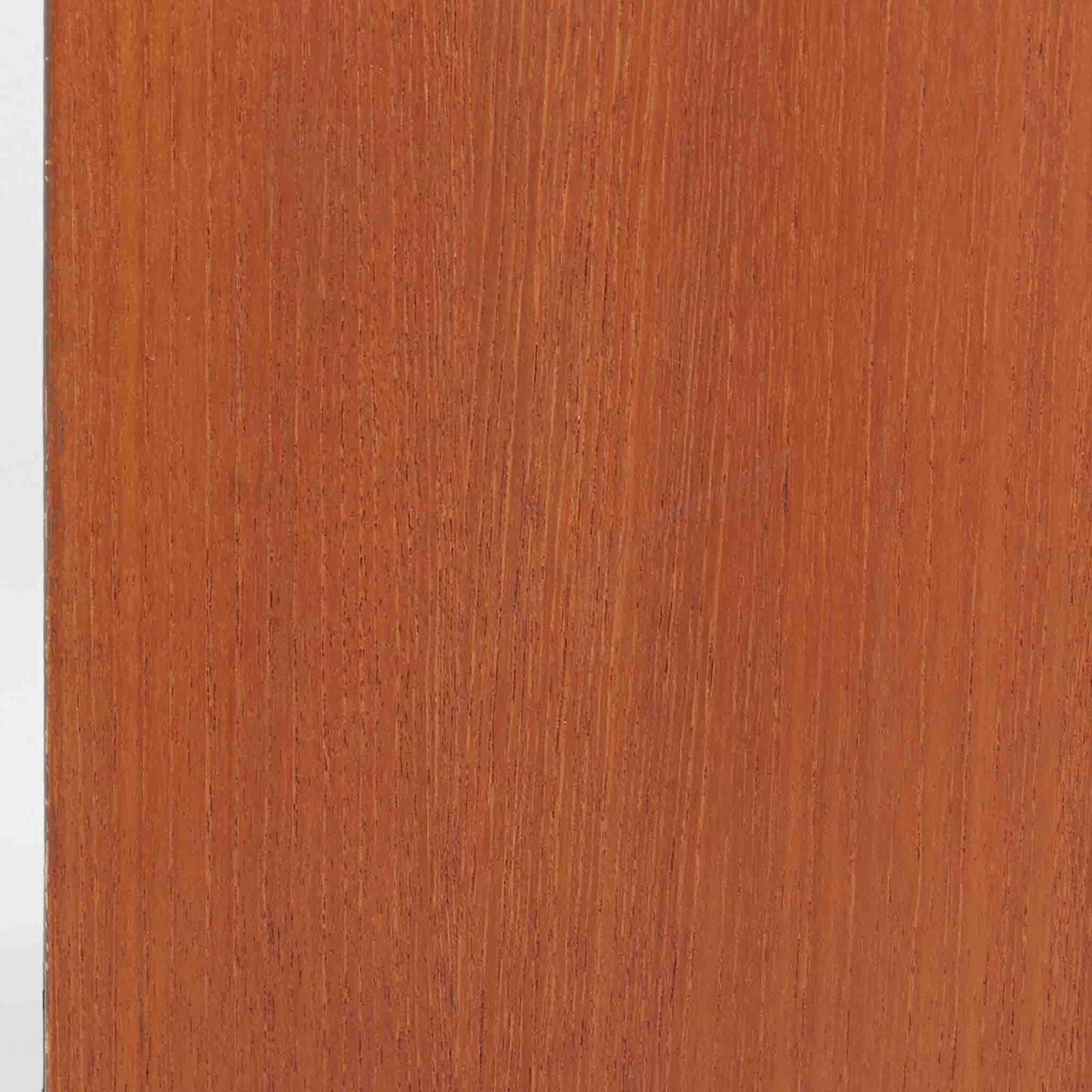 Nils JonssonがTroeds社のためにデザインした「Domi Monté」モデルのディスプレイシェルフ。チーク材を贅沢に使用し、温かみのある木肌と洗練されたフォルムが魅力の一台です。上部には高さ調整が可能な可動棚が8枚備わり、本やオブジェのディスプレイに柔軟に対応。下部には扉付き収納と仕切り付きの引き出しが配されており、実用性にも優れます。背面にはTroeds社の刻印が残されており、スウェーデン製ビンテージ家具としての確かな出自を物語ります。空間に落ち着きと上質な雰囲気を添える、北欧モダンらしい逸品です。