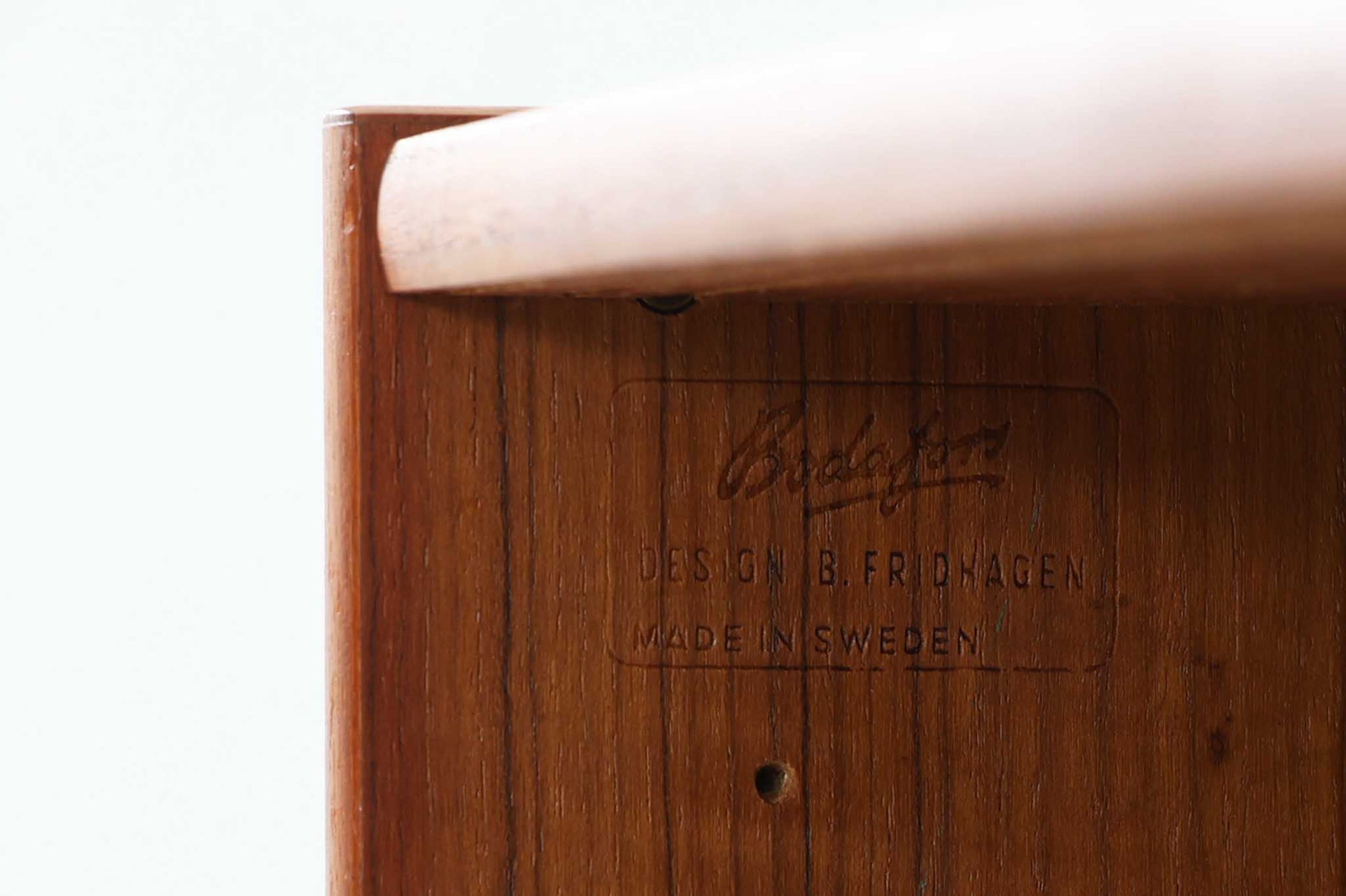 スウェーデンの老舗家具メーカーBodafors社によって製造されたヴィンテージのディスプレイシェルフ。デザインを手がけたのはスウェーデンのデザイナー、Bertil Fridhagen。上部はスライド式のガラス扉と引き出し収納を備え、下部にはチーク材のスライド扉を組み合わせた実用性の高い構成です。グリーンの背板がアクセントとなり、飾るものを引き立てながら、空間に柔らかな彩りを添えます。細部のディテールにも北欧らしい丁寧な作り込みが感じられ、使い勝手と美しさが調和した一台。リビングでのディスプレイ収納としてはもちろん、食器棚や書棚など多目的に活躍します。