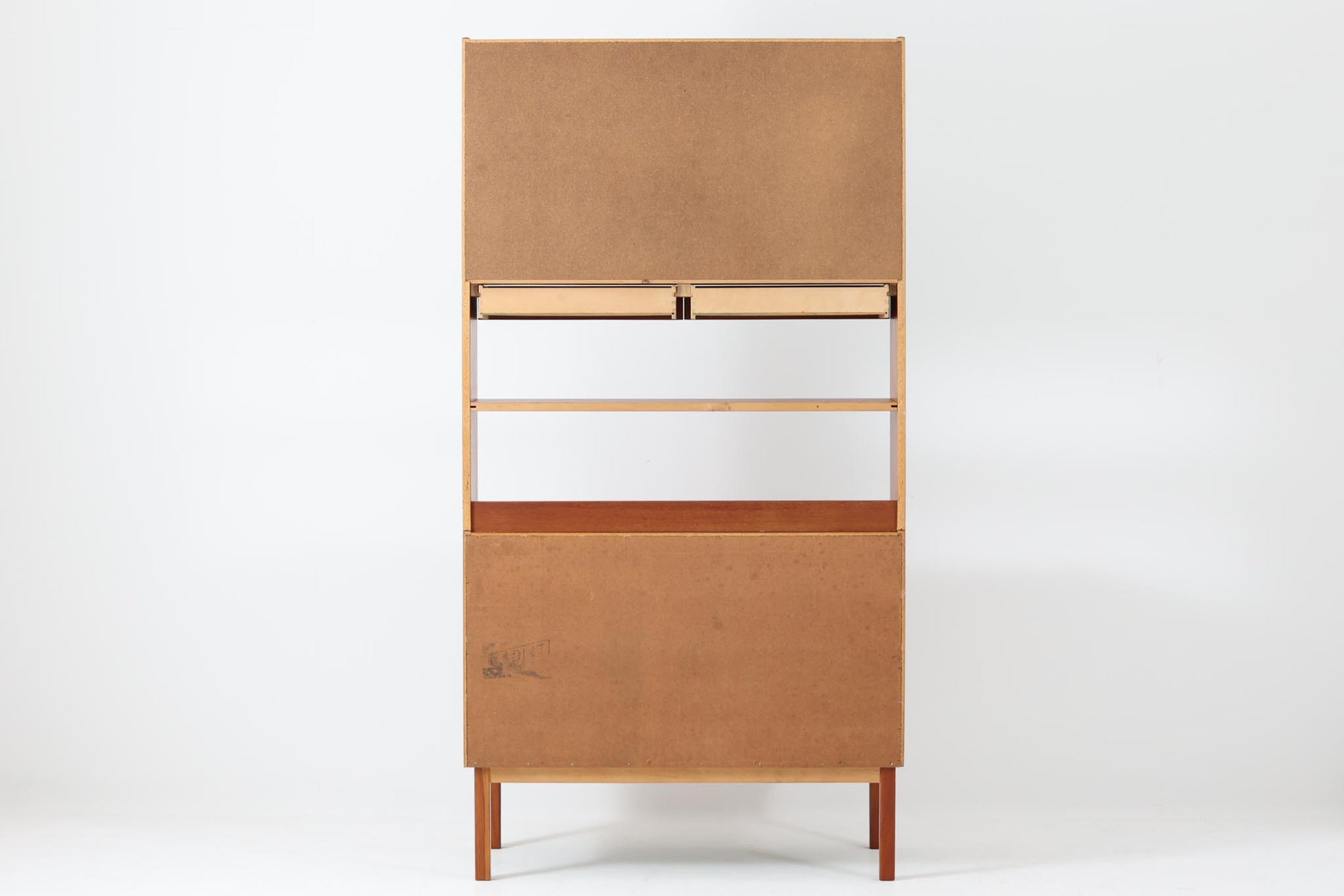 スウェーデンの老舗家具メーカーBodafors社によって製造されたヴィンテージのディスプレイシェルフ。デザインを手がけたのはスウェーデンのデザイナー、Bertil Fridhagen。上部はスライド式のガラス扉と引き出し収納を備え、下部にはチーク材のスライド扉を組み合わせた実用性の高い構成です。グリーンの背板がアクセントとなり、飾るものを引き立てながら、空間に柔らかな彩りを添えます。細部のディテールにも北欧らしい丁寧な作り込みが感じられ、使い勝手と美しさが調和した一台。リビングでのディスプレイ収納としてはもちろん、食器棚や書棚など多目的に活躍します。