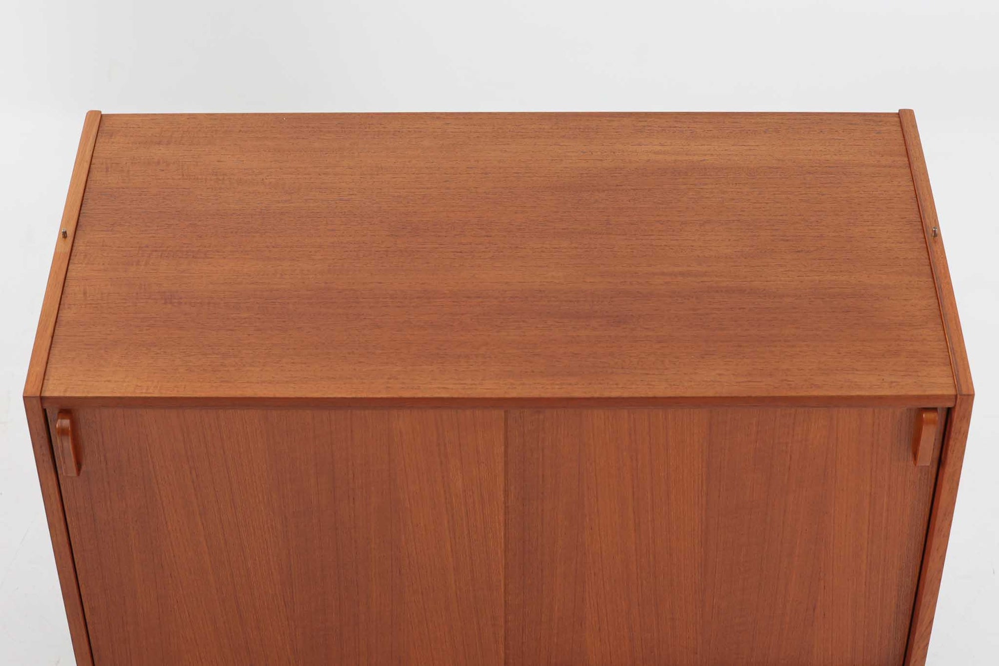 スウェーデンの老舗家具メーカーBodafors社によって製造されたヴィンテージのディスプレイシェルフ。デザインを手がけたのはスウェーデンのデザイナー、Bertil Fridhagen。上部はスライド式のガラス扉と引き出し収納を備え、下部にはチーク材のスライド扉を組み合わせた実用性の高い構成です。グリーンの背板がアクセントとなり、飾るものを引き立てながら、空間に柔らかな彩りを添えます。細部のディテールにも北欧らしい丁寧な作り込みが感じられ、使い勝手と美しさが調和した一台。リビングでのディスプレイ収納としてはもちろん、食器棚や書棚など多目的に活躍します。