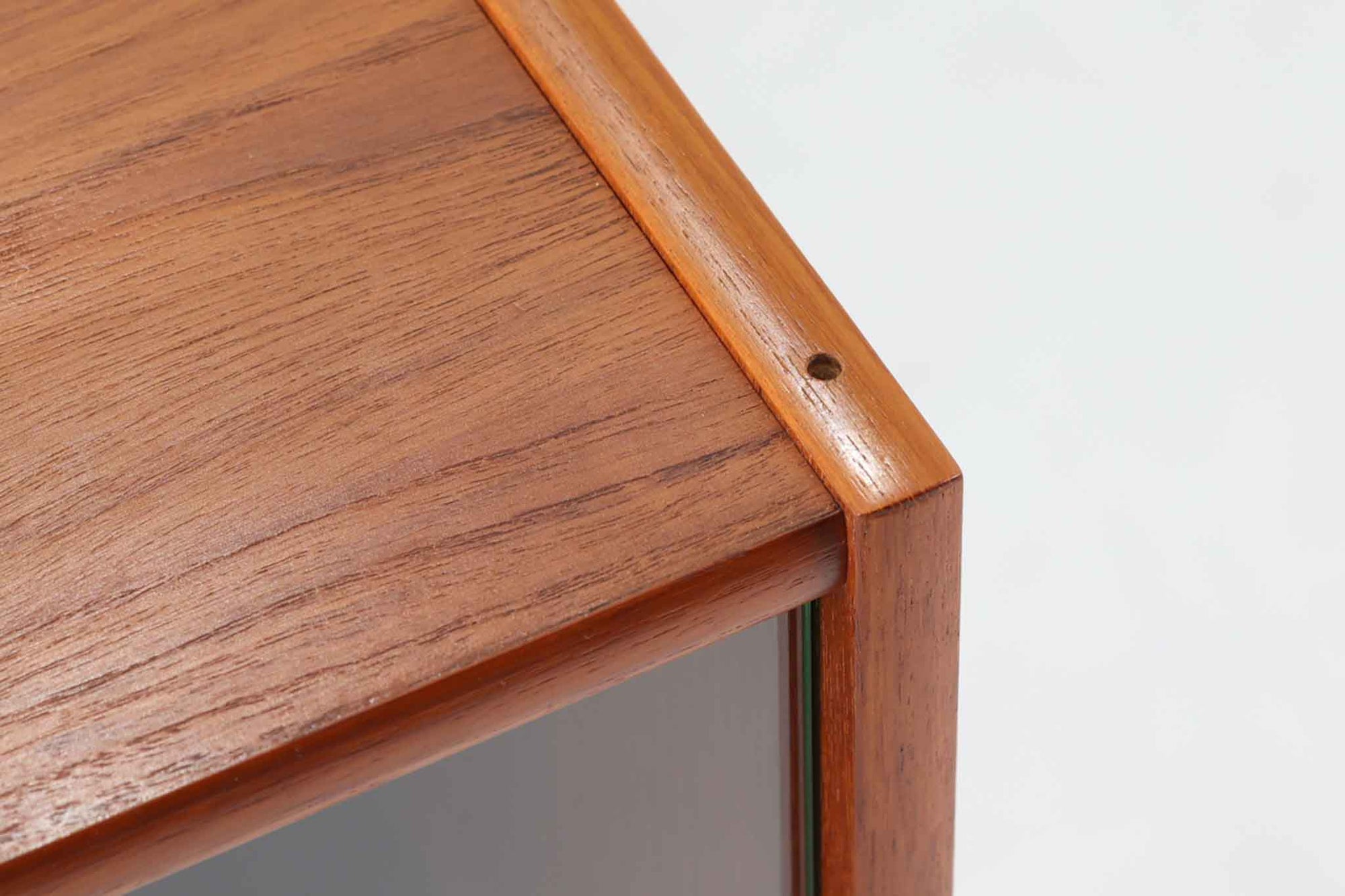 スウェーデンの老舗家具メーカーBodafors社によって製造されたヴィンテージのディスプレイシェルフ。デザインを手がけたのはスウェーデンのデザイナー、Bertil Fridhagen。上部はスライド式のガラス扉と引き出し収納を備え、下部にはチーク材のスライド扉を組み合わせた実用性の高い構成です。グリーンの背板がアクセントとなり、飾るものを引き立てながら、空間に柔らかな彩りを添えます。細部のディテールにも北欧らしい丁寧な作り込みが感じられ、使い勝手と美しさが調和した一台。リビングでのディスプレイ収納としてはもちろん、食器棚や書棚など多目的に活躍します。