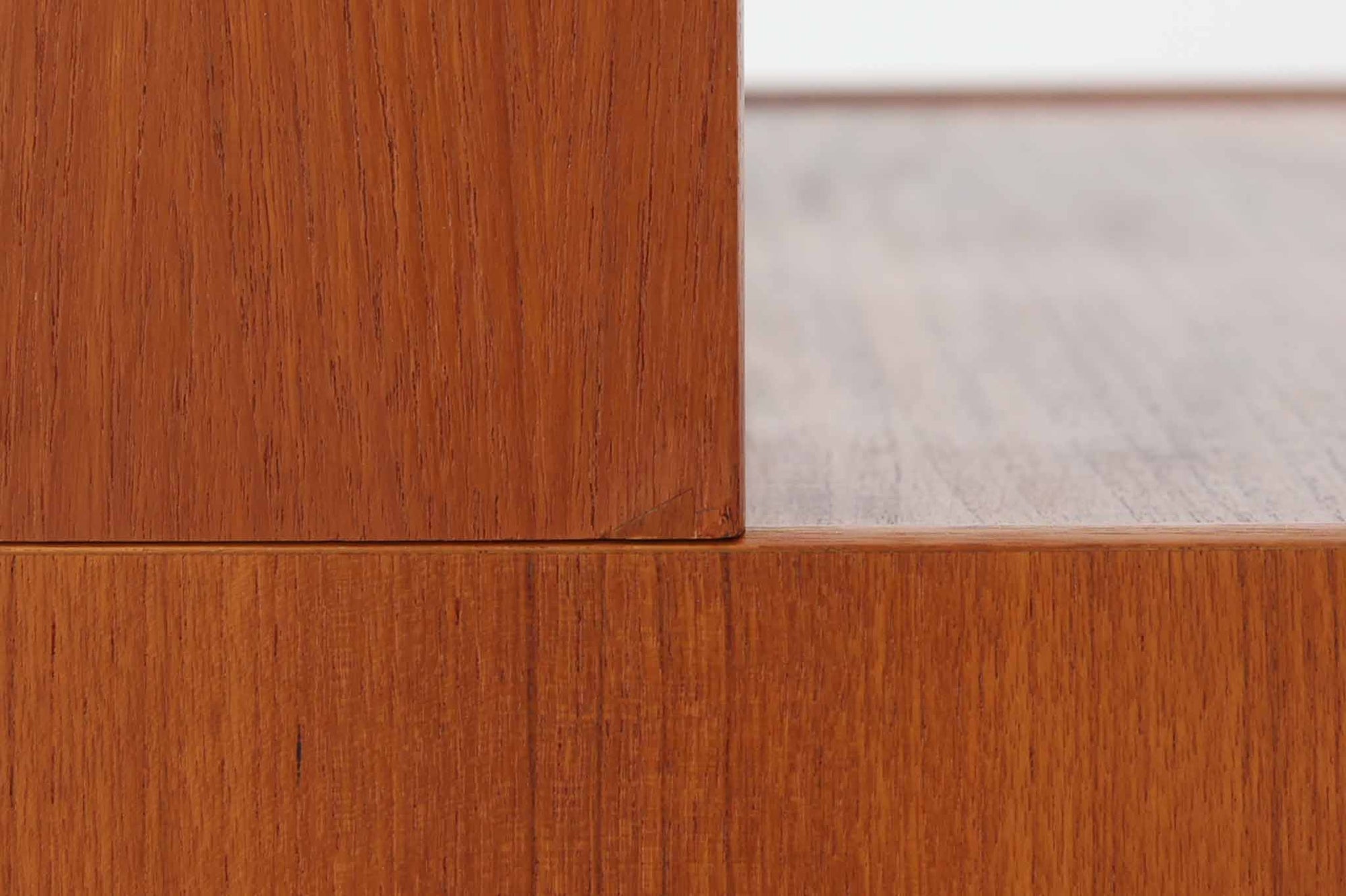 スウェーデンの老舗家具メーカーBodafors社によって製造されたヴィンテージのディスプレイシェルフ。デザインを手がけたのはスウェーデンのデザイナー、Bertil Fridhagen。上部はスライド式のガラス扉と引き出し収納を備え、下部にはチーク材のスライド扉を組み合わせた実用性の高い構成です。グリーンの背板がアクセントとなり、飾るものを引き立てながら、空間に柔らかな彩りを添えます。細部のディテールにも北欧らしい丁寧な作り込みが感じられ、使い勝手と美しさが調和した一台。リビングでのディスプレイ収納としてはもちろん、食器棚や書棚など多目的に活躍します。