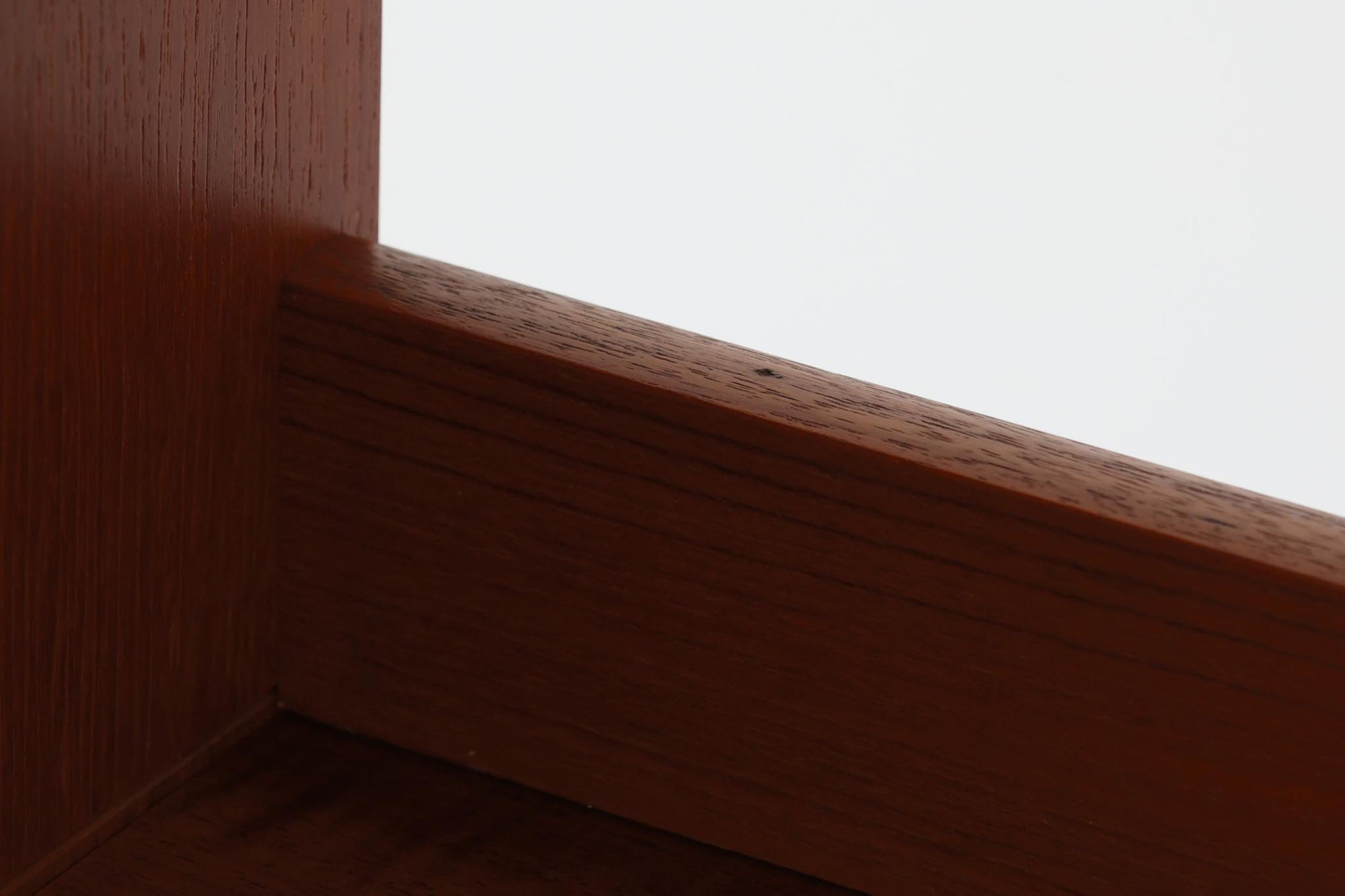 スウェーデンの老舗家具メーカーBodafors社によって製造されたヴィンテージのディスプレイシェルフ。デザインを手がけたのはスウェーデンのデザイナー、Bertil Fridhagen。上部はスライド式のガラス扉と引き出し収納を備え、下部にはチーク材のスライド扉を組み合わせた実用性の高い構成です。グリーンの背板がアクセントとなり、飾るものを引き立てながら、空間に柔らかな彩りを添えます。細部のディテールにも北欧らしい丁寧な作り込みが感じられ、使い勝手と美しさが調和した一台。リビングでのディスプレイ収納としてはもちろん、食器棚や書棚など多目的に活躍します。