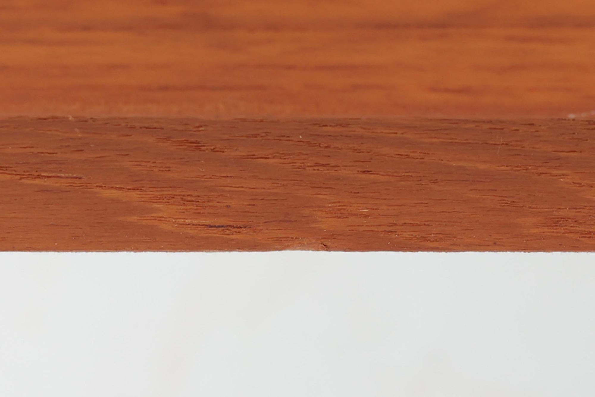 スウェーデンの老舗家具メーカーBodafors社によって製造されたヴィンテージのディスプレイシェルフ。デザインを手がけたのはスウェーデンのデザイナー、Bertil Fridhagen。上部はスライド式のガラス扉と引き出し収納を備え、下部にはチーク材のスライド扉を組み合わせた実用性の高い構成です。グリーンの背板がアクセントとなり、飾るものを引き立てながら、空間に柔らかな彩りを添えます。細部のディテールにも北欧らしい丁寧な作り込みが感じられ、使い勝手と美しさが調和した一台。リビングでのディスプレイ収納としてはもちろん、食器棚や書棚など多目的に活躍します。