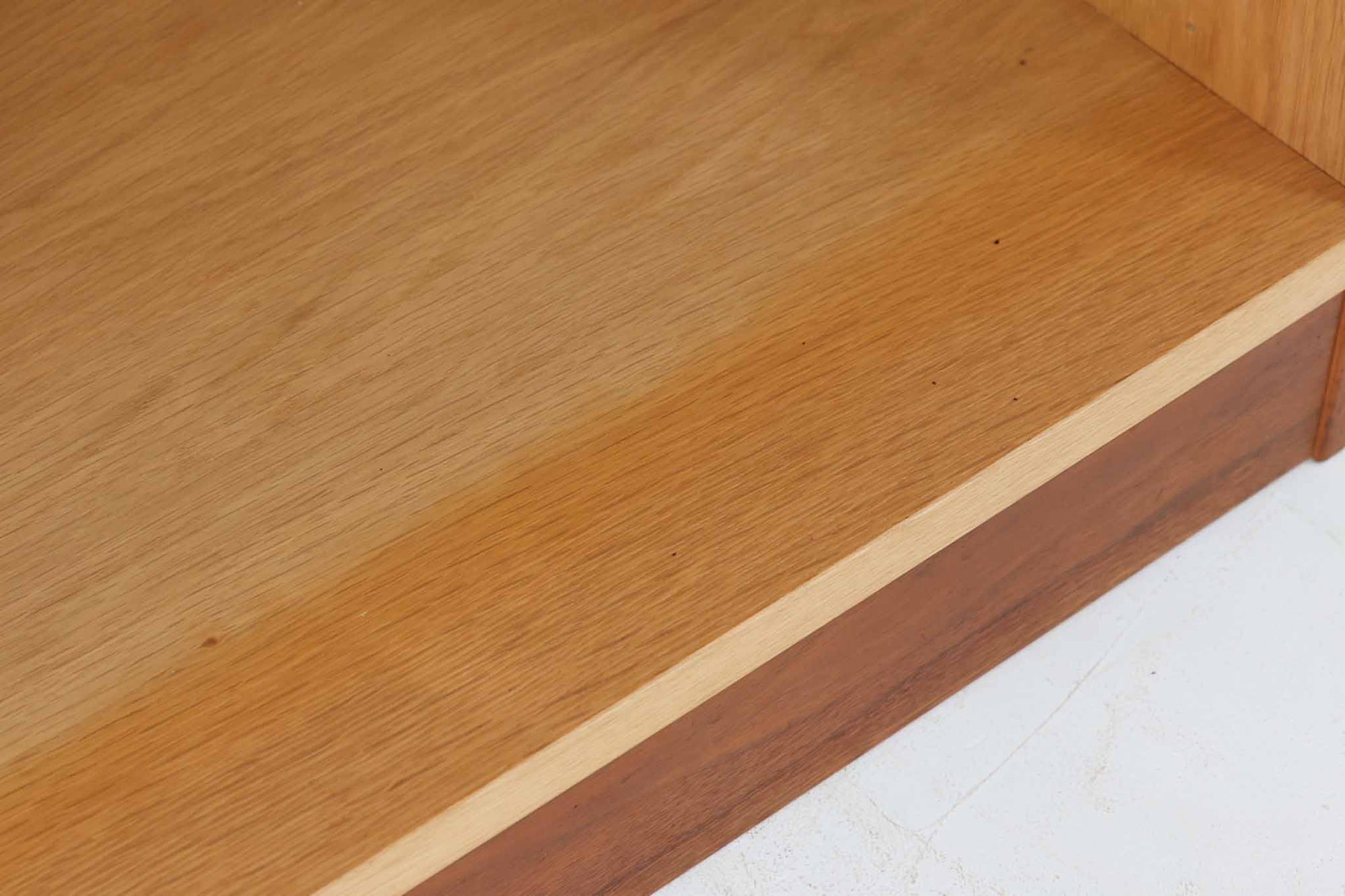 Oresundシリーズのブックシェルフは、ボーエ・モーエンセンのデザインで知られ、その品質の高さが際立つ逸品です。本体にはナチュラルなオーク材、脚部には赤みの強いチーク材が使用され、スウェーデンのKarl Andersson社によって丁寧に作り上げられています。シンプルで洗練されたデザインは、スウェーデンで長く愛されてきた作品であり、どんなインテリアにも調和します。