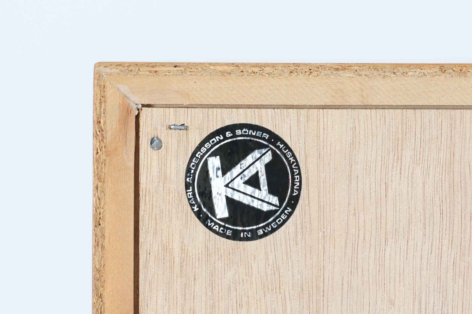 Oresundシリーズのブックシェルフは、ボーエ・モーエンセンのデザインで知られ、その品質の高さが際立つ逸品です。本体にはナチュラルなオーク材、脚部には赤みの強いチーク材が使用され、スウェーデンのKarl Andersson社によって丁寧に作り上げられています。シンプルで洗練されたデザインは、スウェーデンで長く愛されてきた作品であり、どんなインテリアにも調和します。