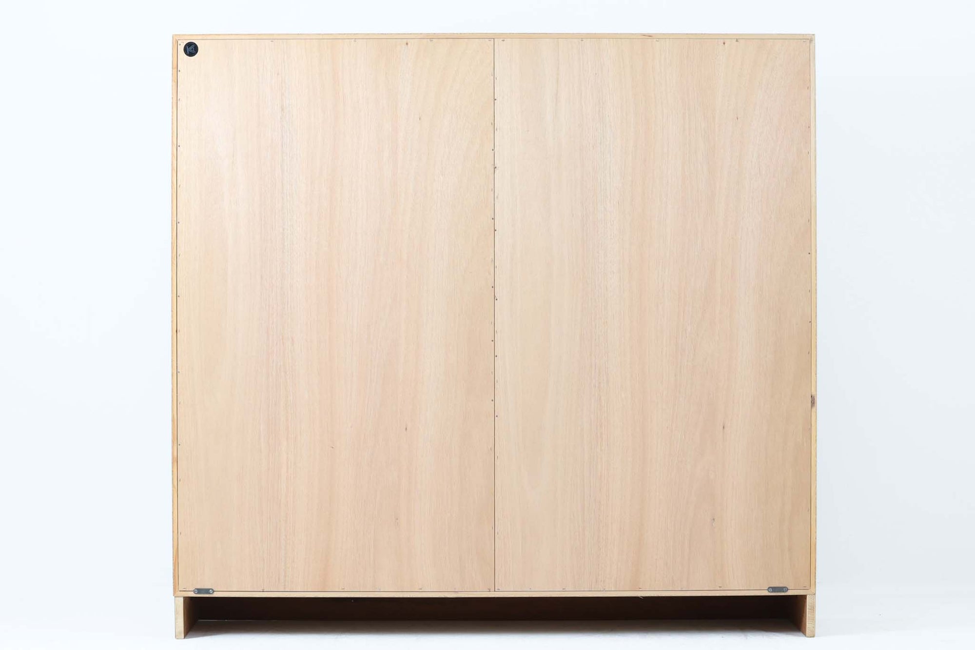 Oresundシリーズのブックシェルフは、ボーエ・モーエンセンのデザインで知られ、その品質の高さが際立つ逸品です。本体にはナチュラルなオーク材、脚部には赤みの強いチーク材が使用され、スウェーデンのKarl Andersson社によって丁寧に作り上げられています。シンプルで洗練されたデザインは、スウェーデンで長く愛されてきた作品であり、どんなインテリアにも調和します。